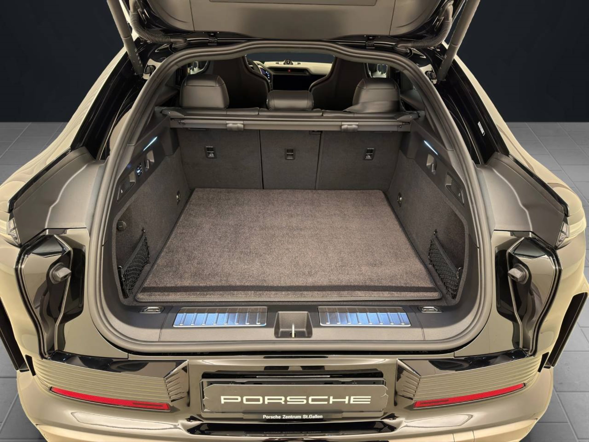 PORSCHE Cayenne Turbo Coupé Electric-image-19
