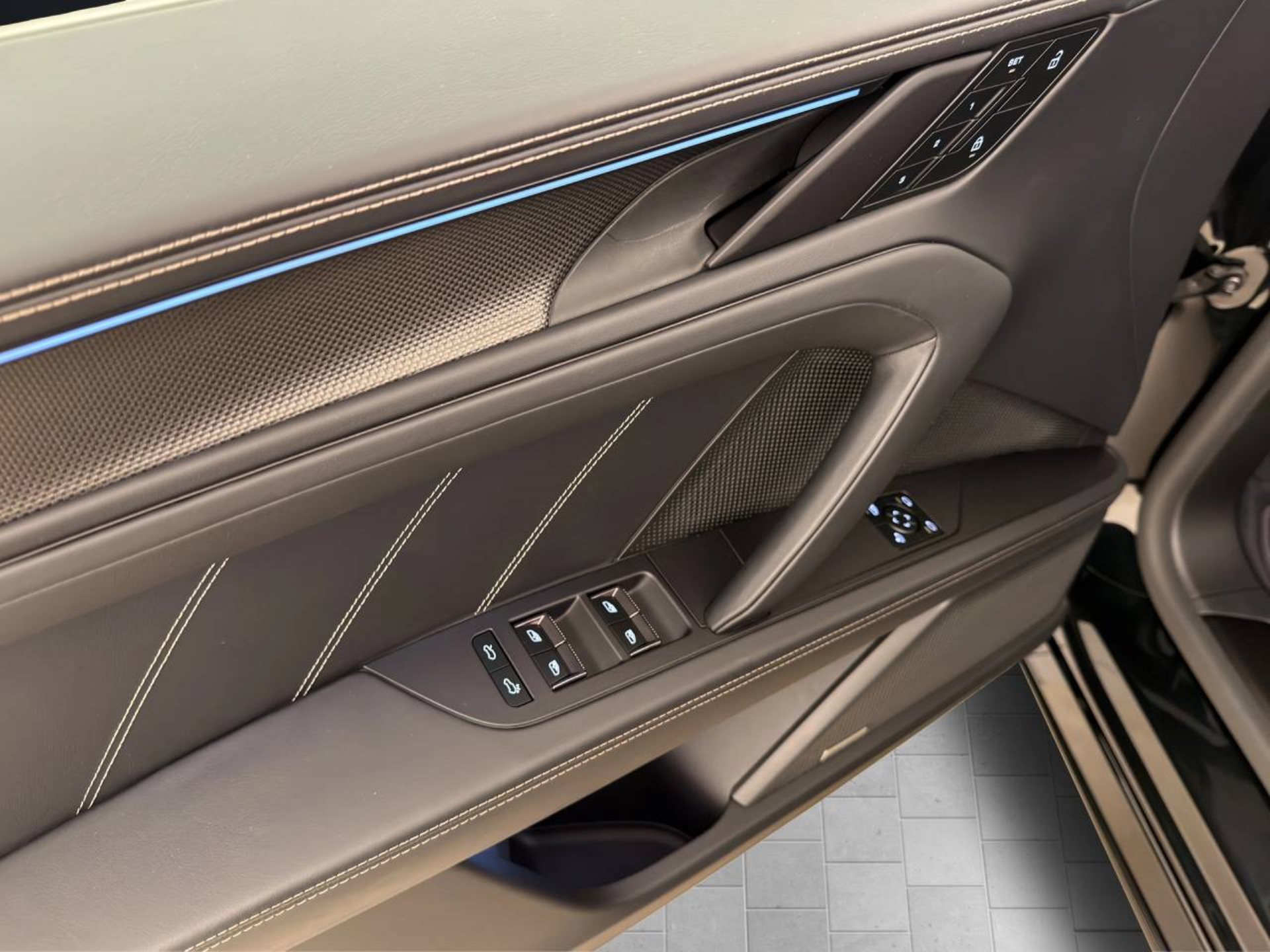 PORSCHE Cayenne Turbo Coupé Electric-image-25