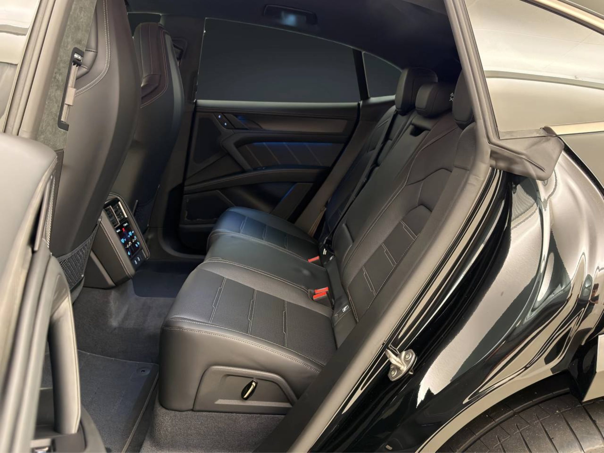 PORSCHE Cayenne Turbo Coupé Electric-image-17