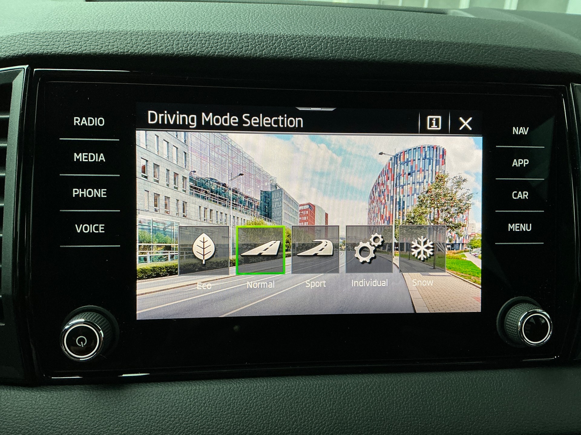 SKODA Karoq 2.0 TSI SportLine 4x4 DSG-image-14