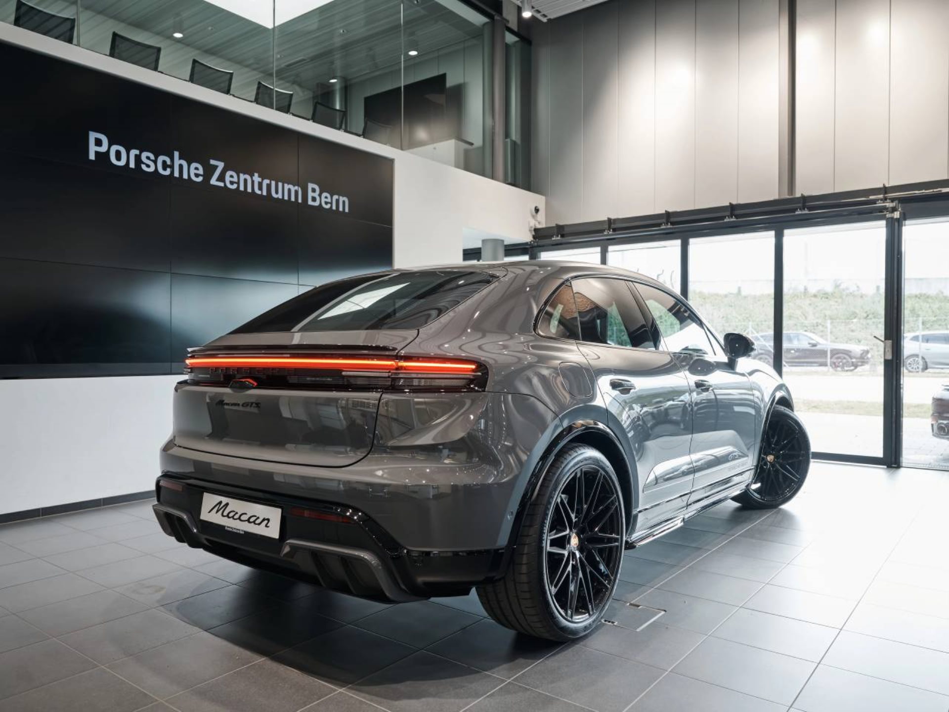 PORSCHE Macan GTS-showroom-element-2