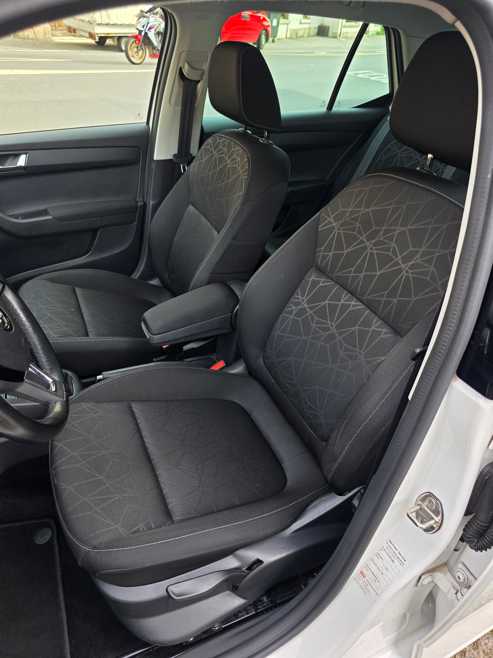 SKODA Fabia 1.0 TSI Ambition-image-8