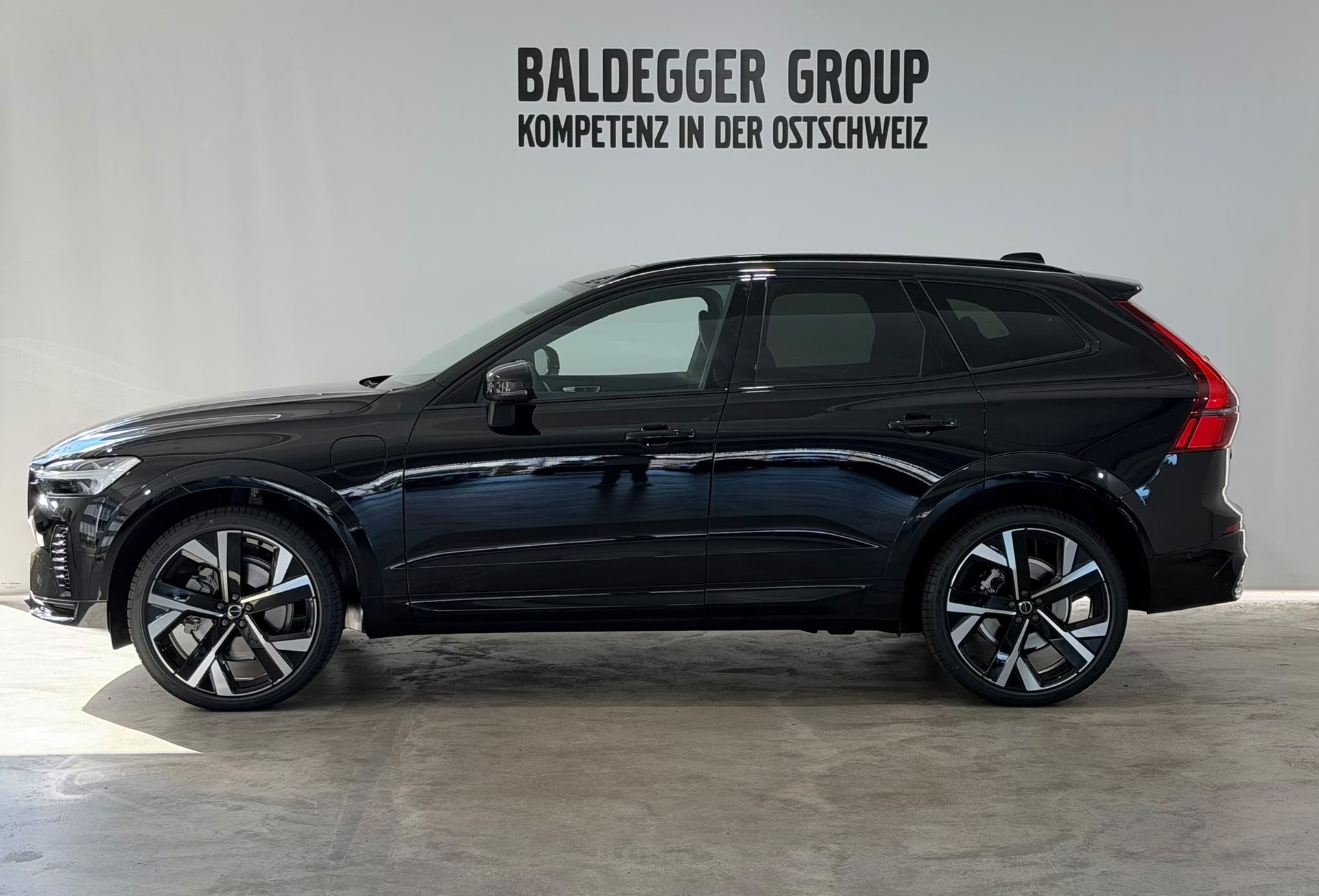 VOLVO XC60 2.0 T8 TE Black Edition e-showroom-element-2