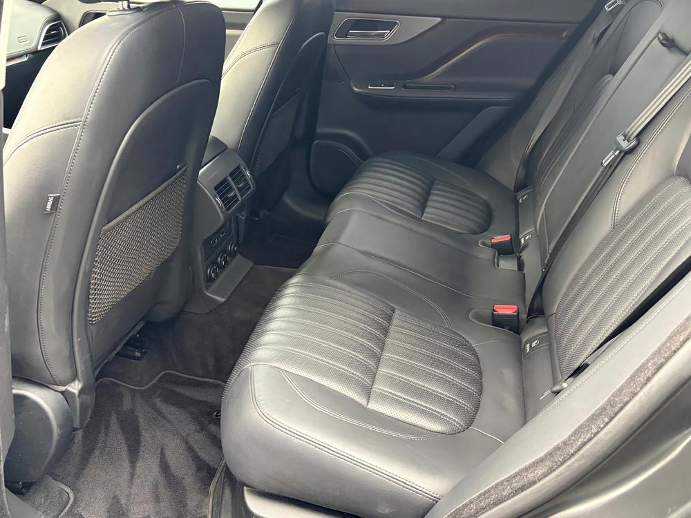 JAGUAR F-Pace 30t 2.0 R-Sport AWD Automatik-image-19