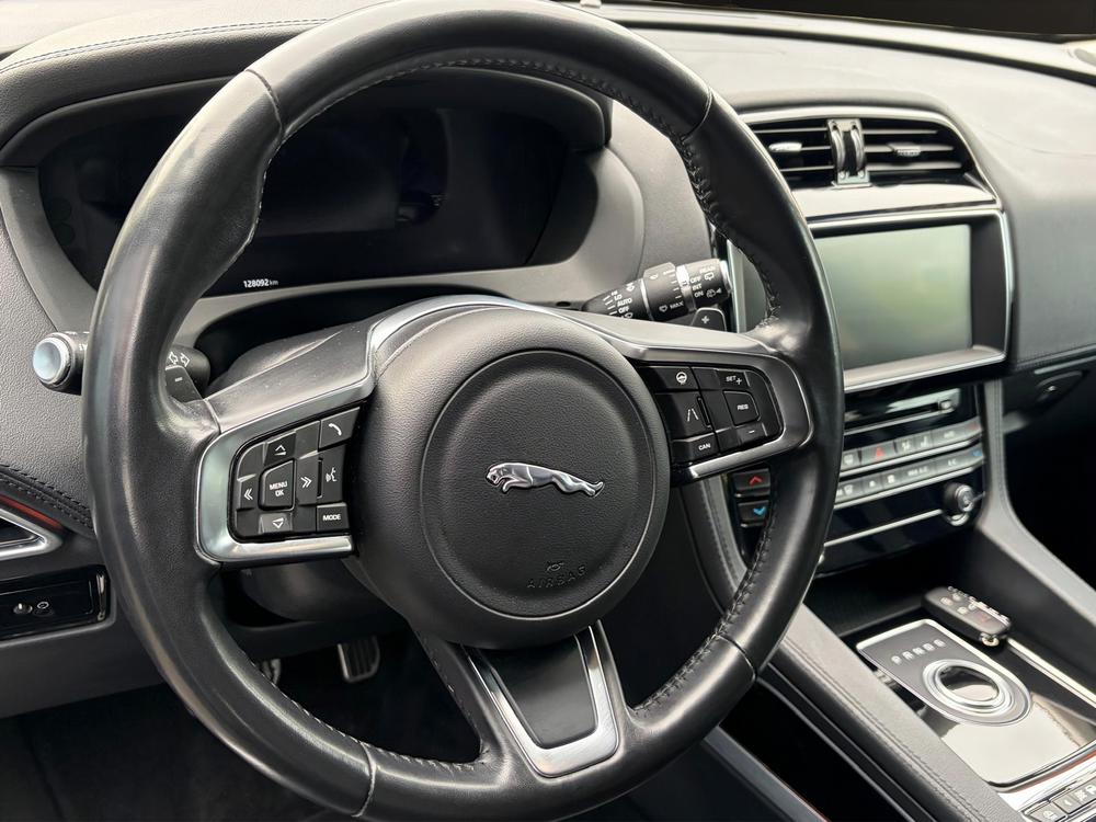 JAGUAR F-Pace 30t 2.0 R-Sport AWD Automatik-image-15