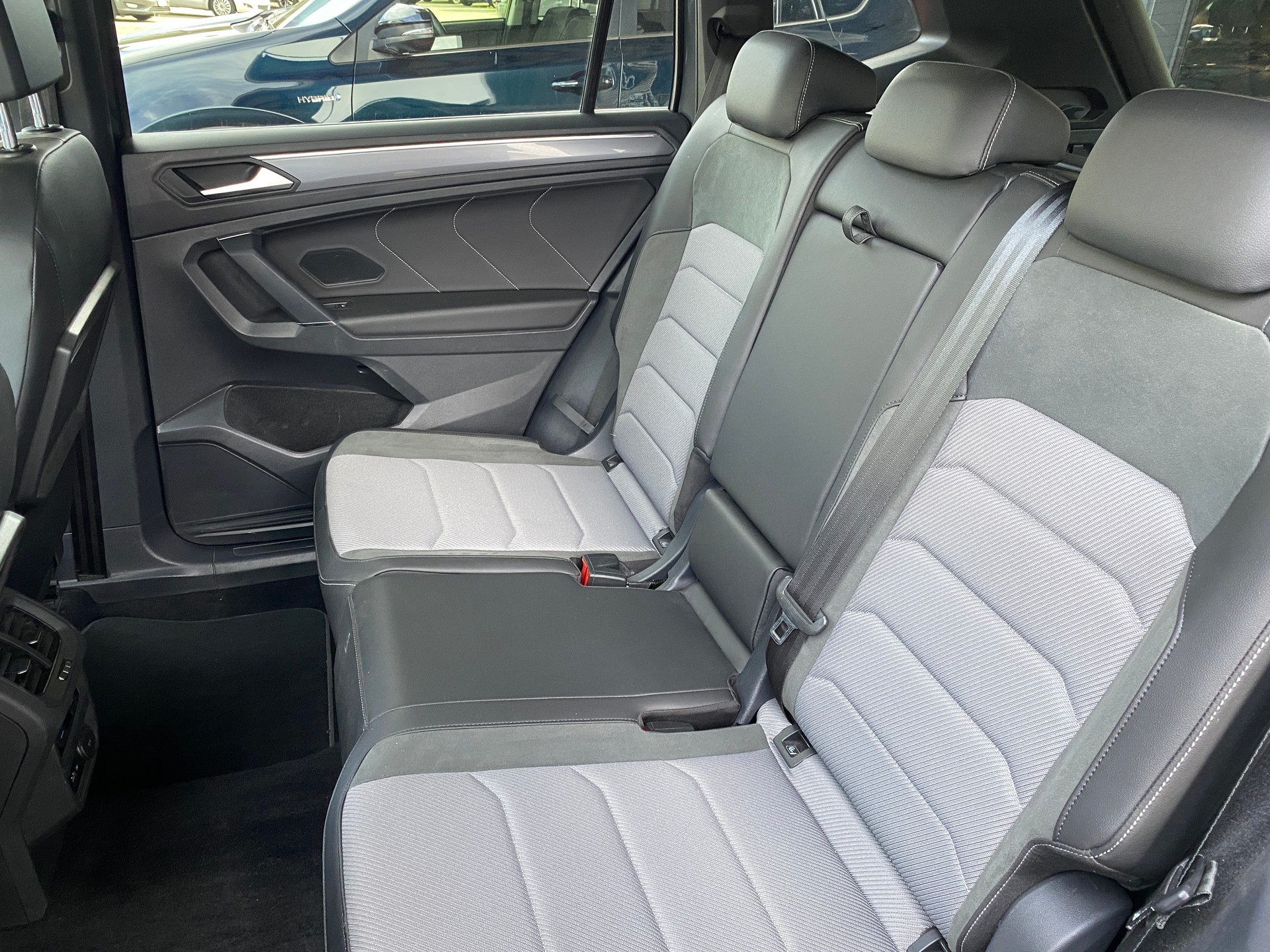VW Tiguan Allspace 2.0 TDI R-Line-image-16