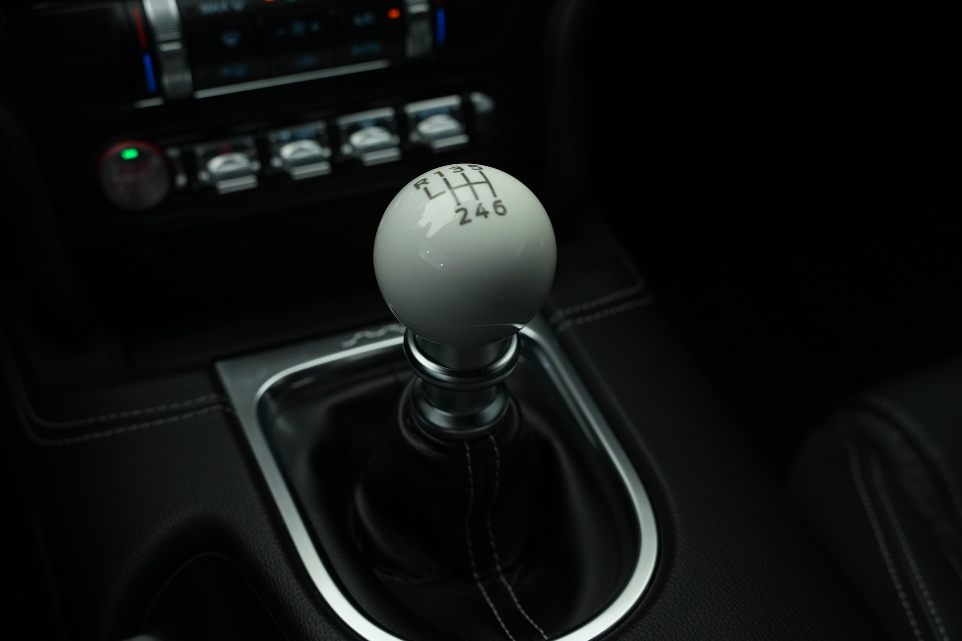 FORD Mustang Fastback 5.0 V8 Mach 1 Automat-image-27