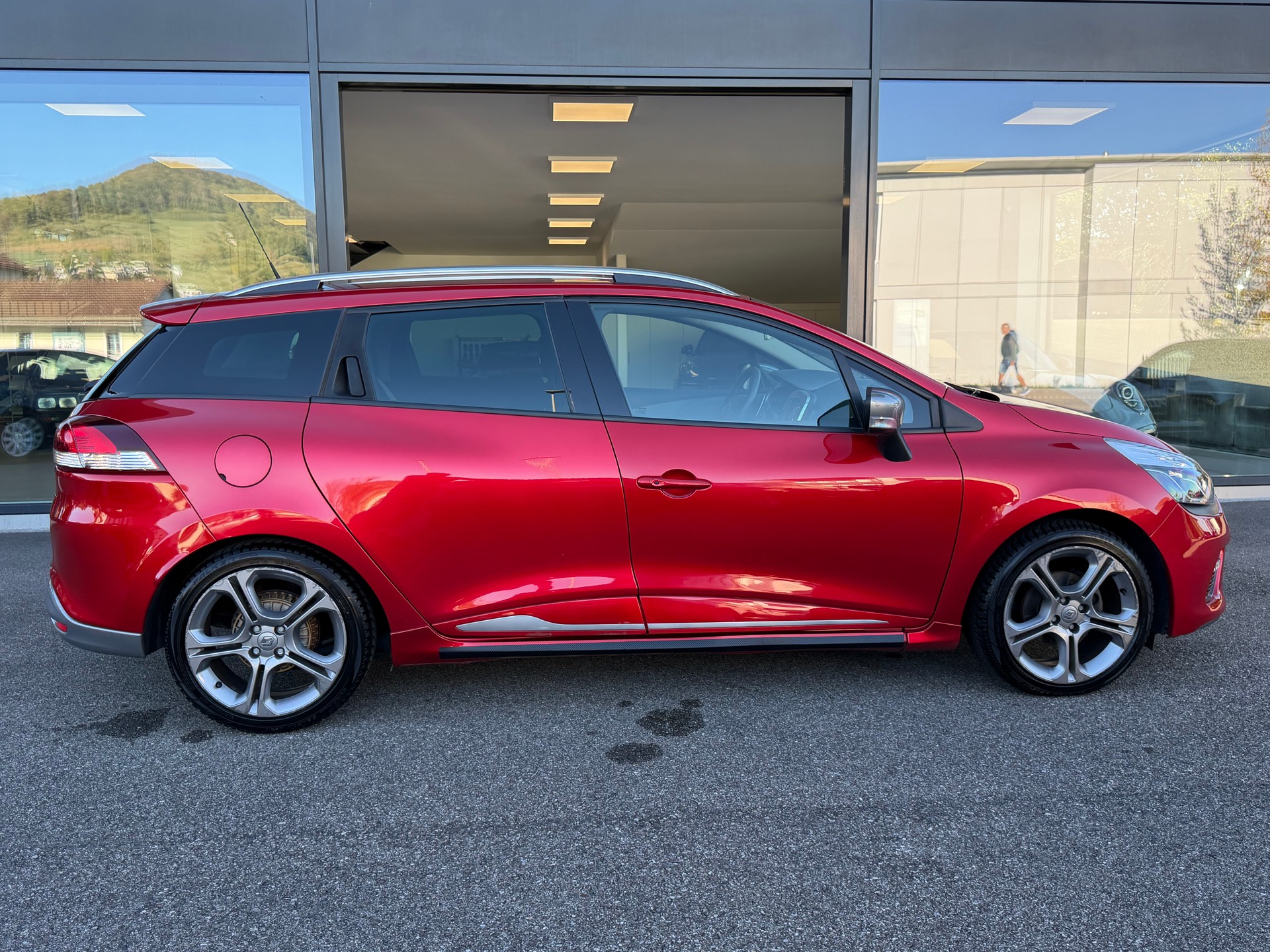 RENAULT Clio Grandtour 1.2 TCe 120 Iconic S/S-image-1