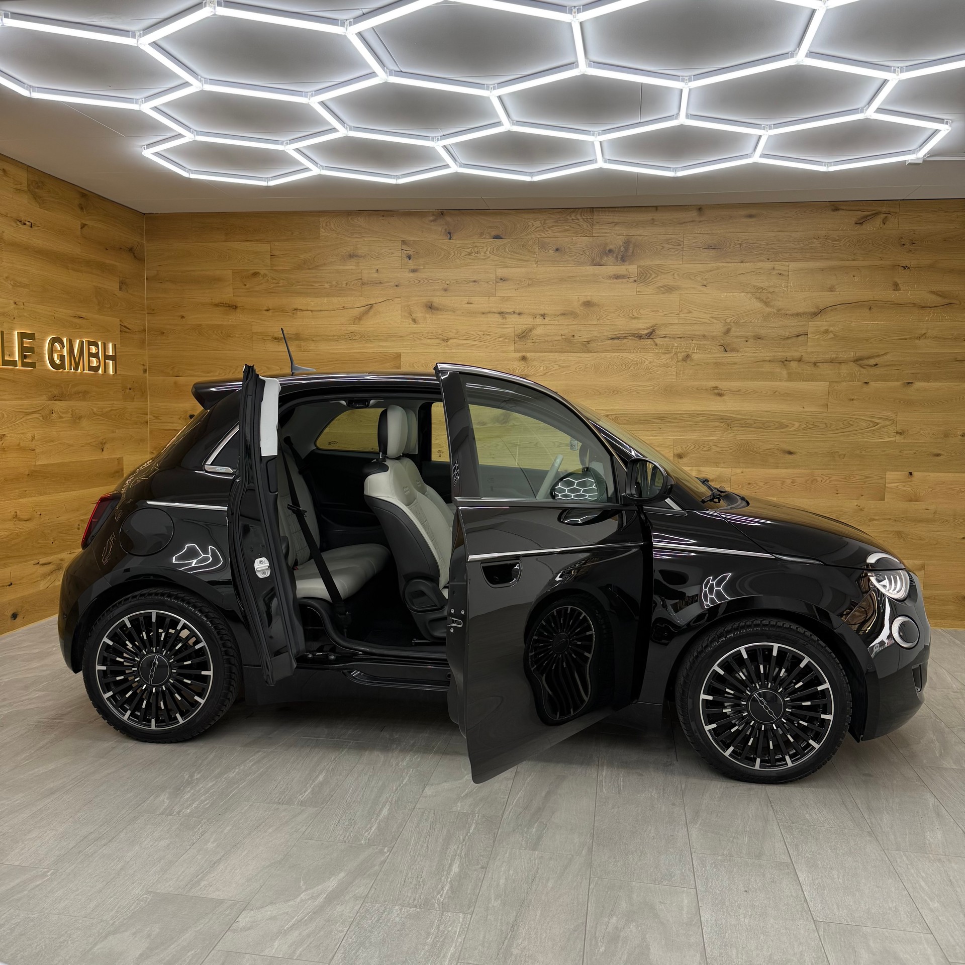 FIAT 500 3+1 electric 87 kW La Prima By Bocelli-showroom-element-3