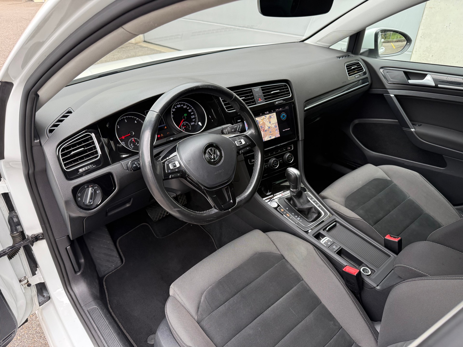 VW Golf 2.0 TDI Highline Swiss Line Limited 4M DSG-image-8