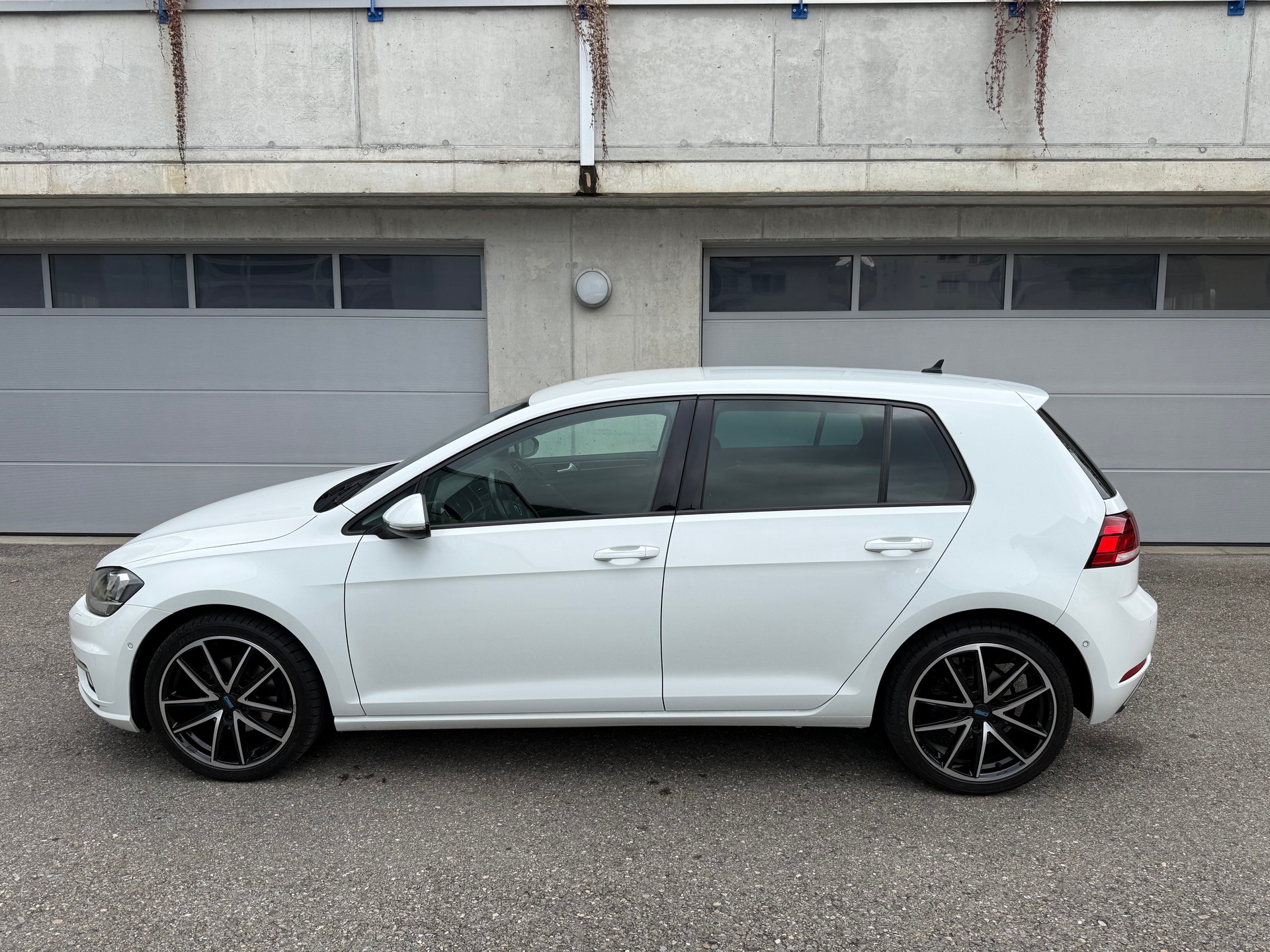VW Golf 2.0 TDI Highline Swiss Line Limited 4M DSG-image-6