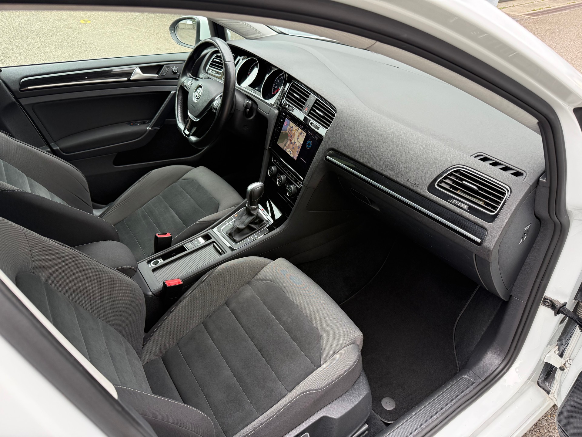 VW Golf 2.0 TDI Highline Swiss Line Limited 4M DSG-image-10