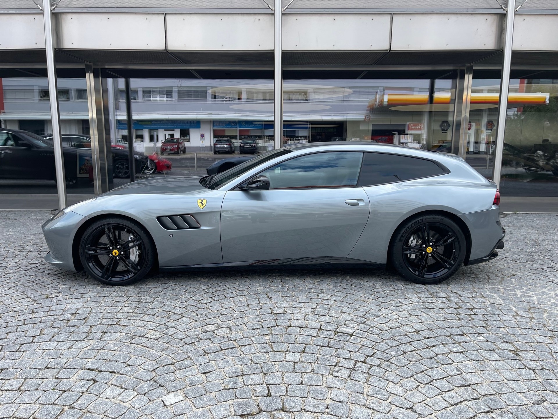 FERRARI GTC 4 Lusso-image-1