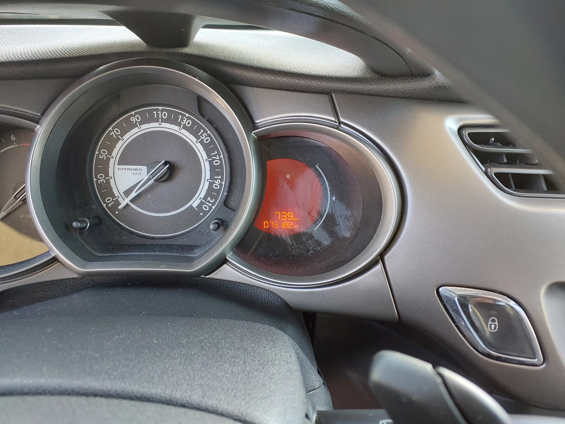 CITROEN C3 1.4i 16V Exclusive EGS5-image-9
