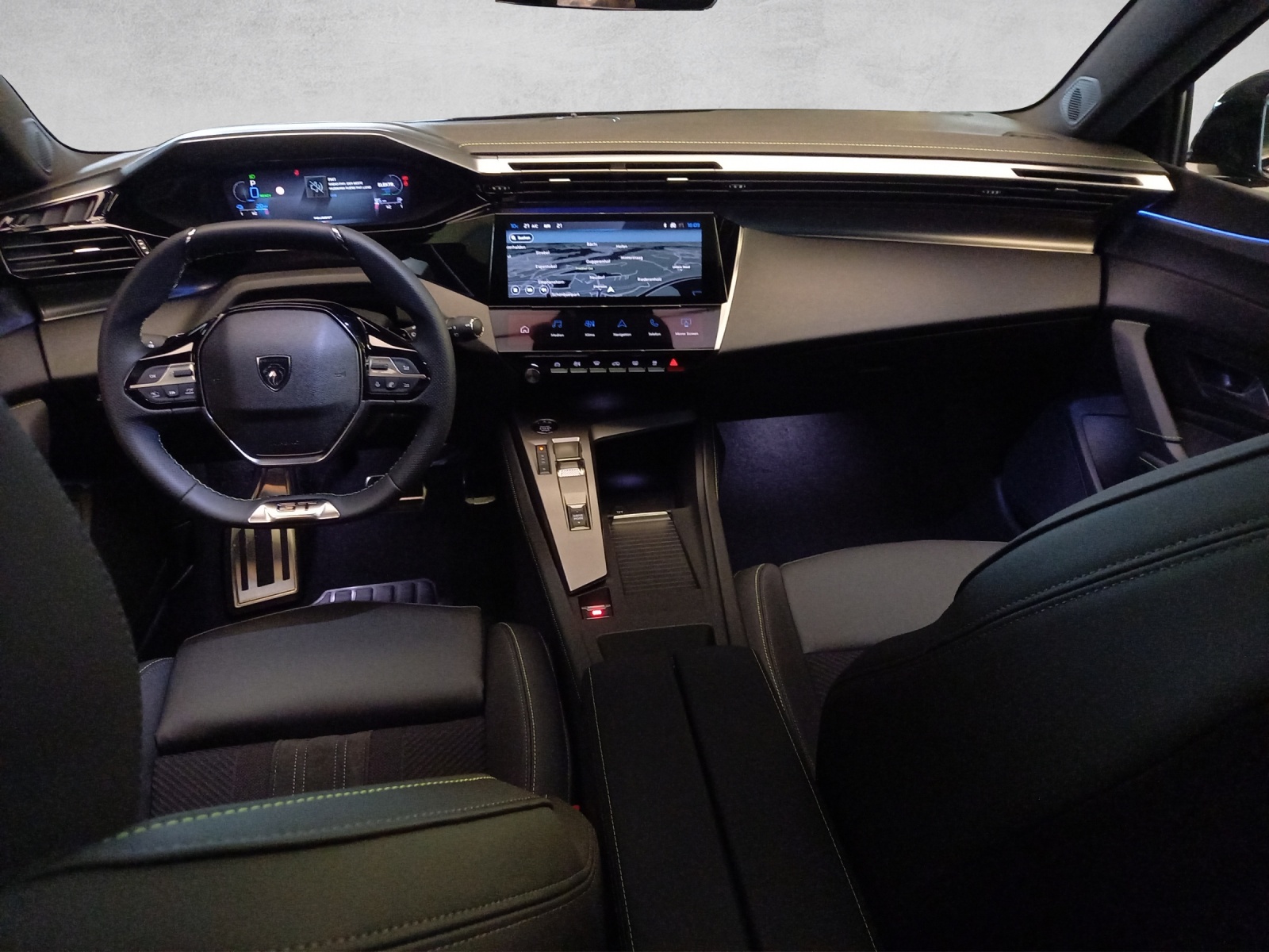 PEUGEOT 308 SW 1.6 PHEV 180 GT-image-9