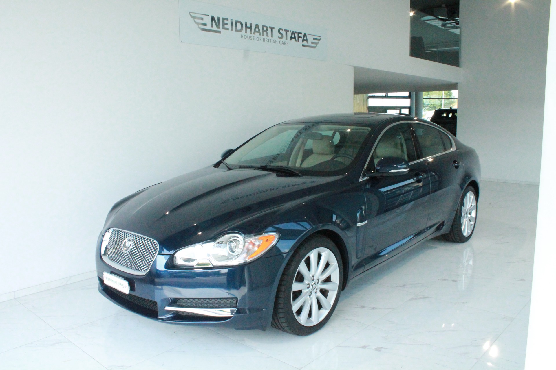 JAGUAR XF 5.0 V8 Portfolio-showroom-element-1