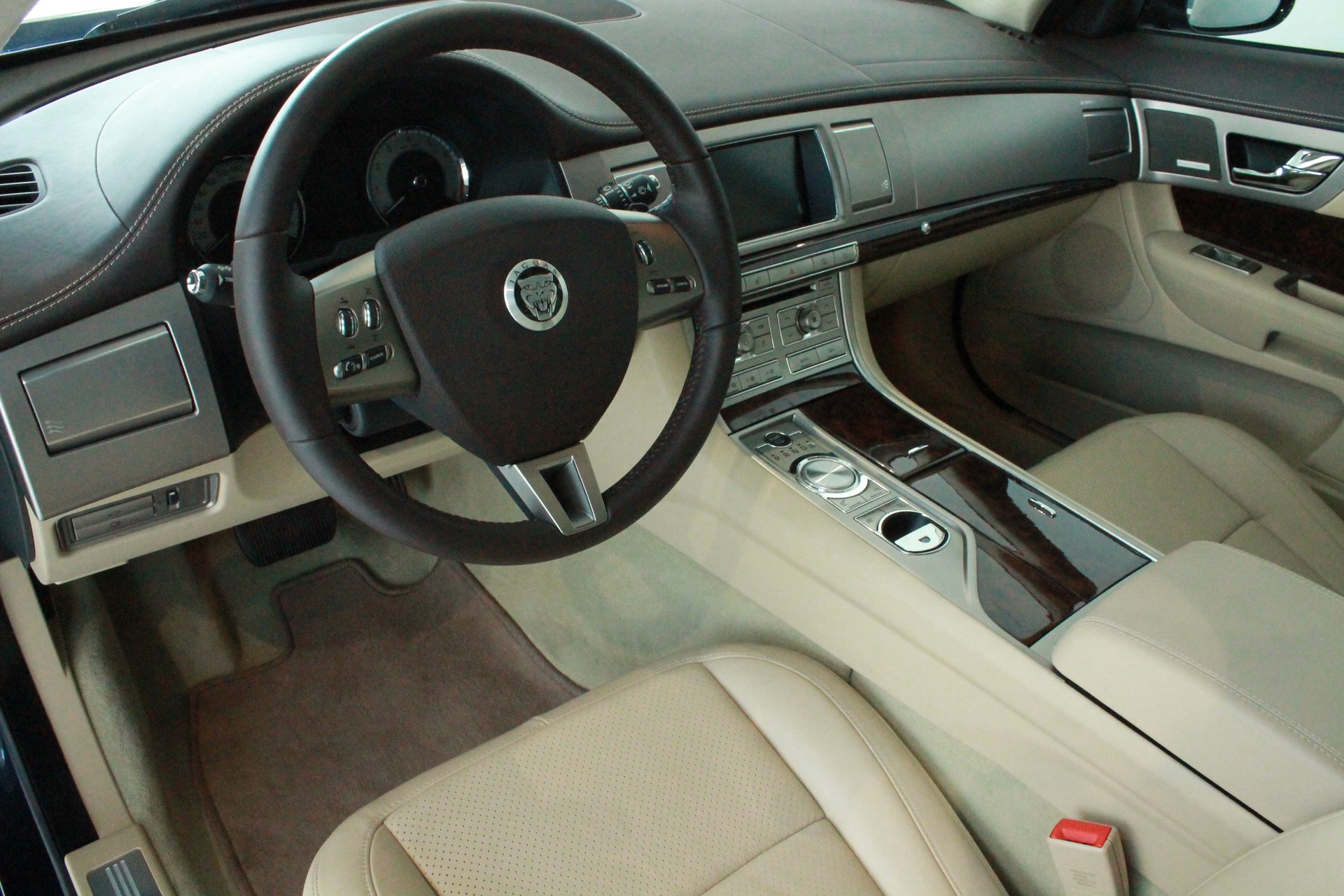 JAGUAR XF 5.0 V8 Portfolio-image-4