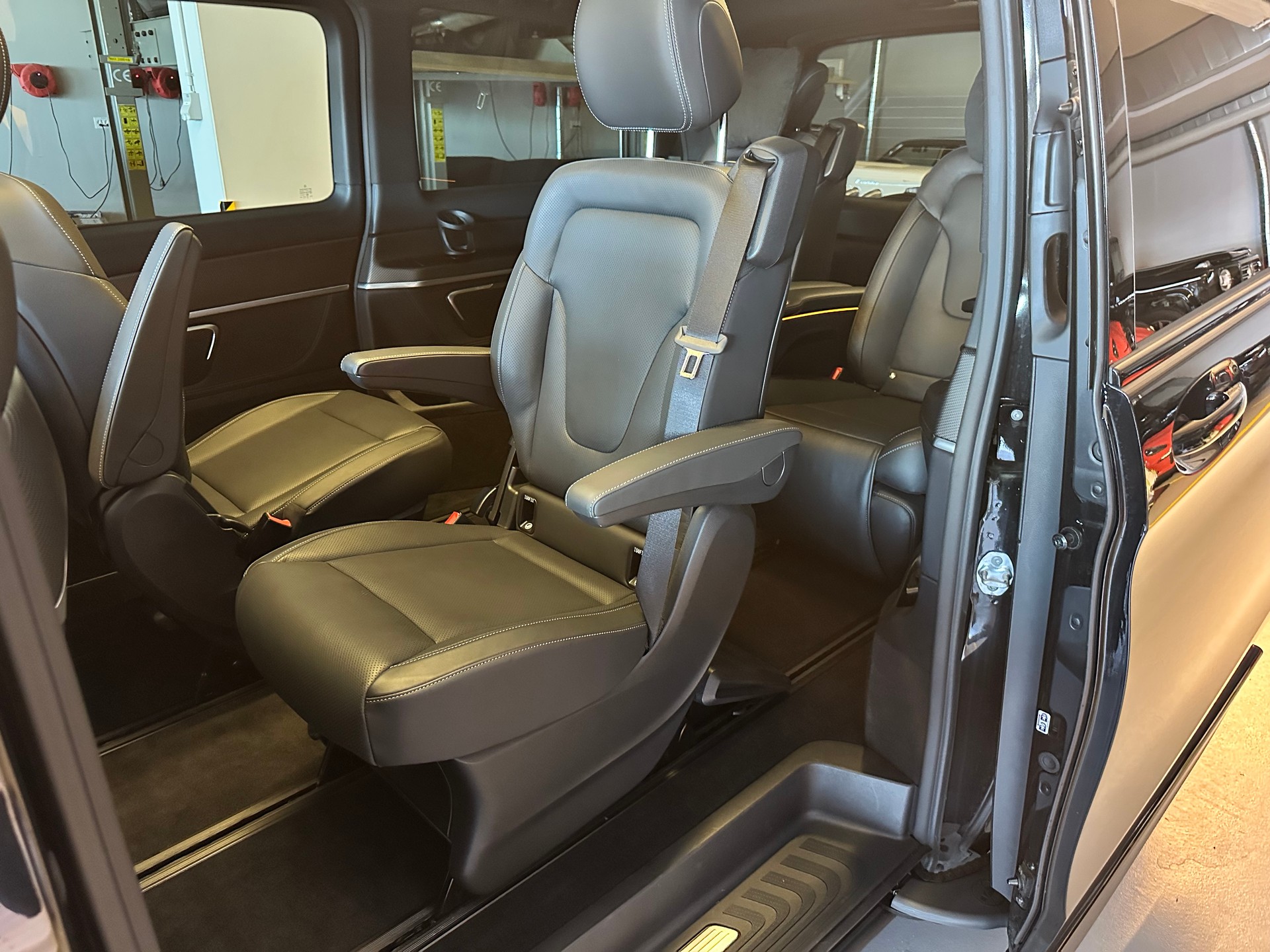 MERCEDES-BENZ V 300 d lang Avantgarde 9G-Tronic-image-11