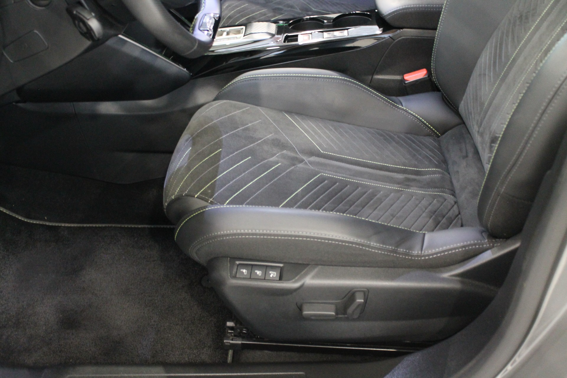 PEUGEOT 2008 1.2 PureTech GT-image-8