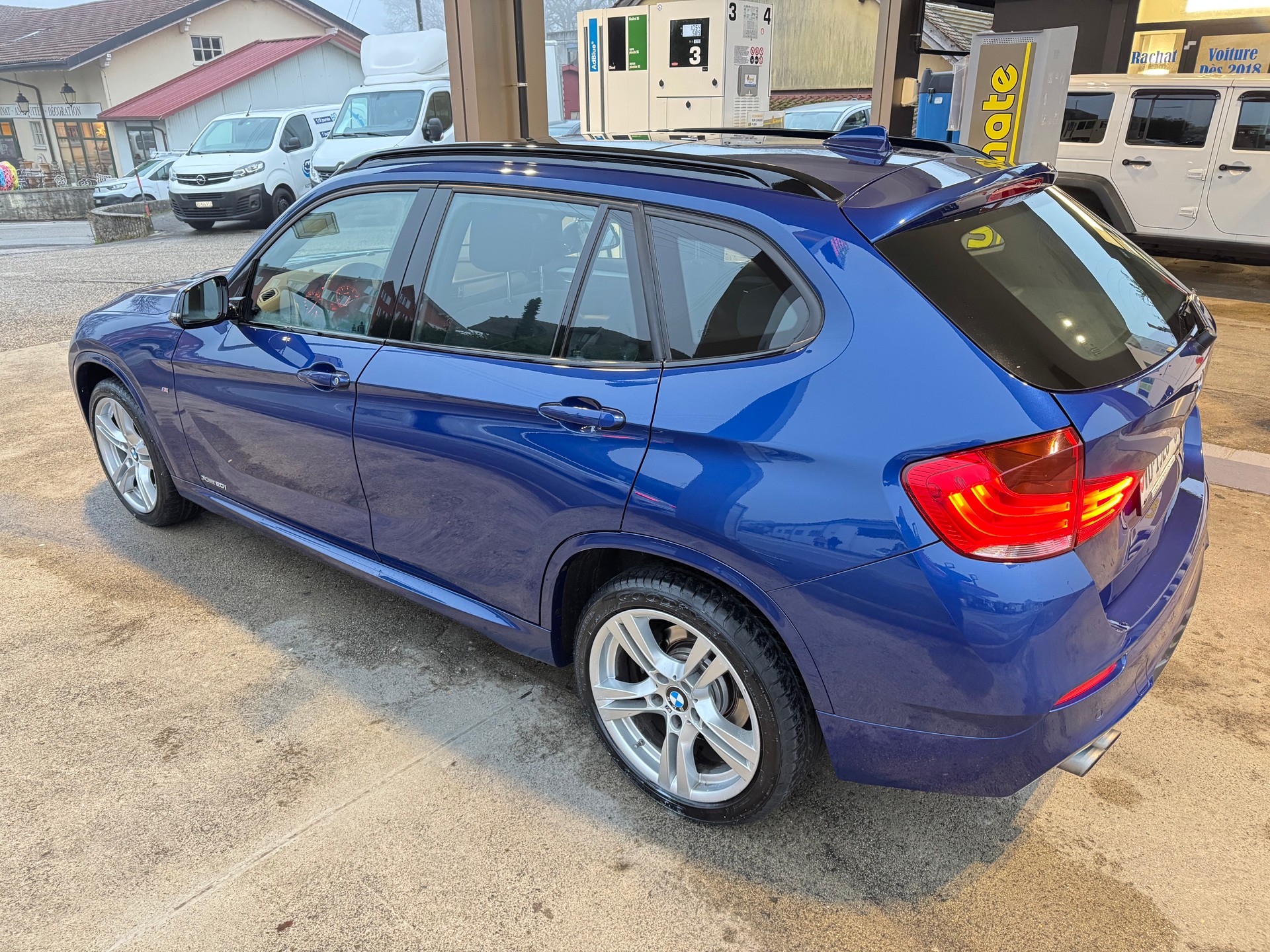 BMW X1 xDrive 20i-showroom-element-2