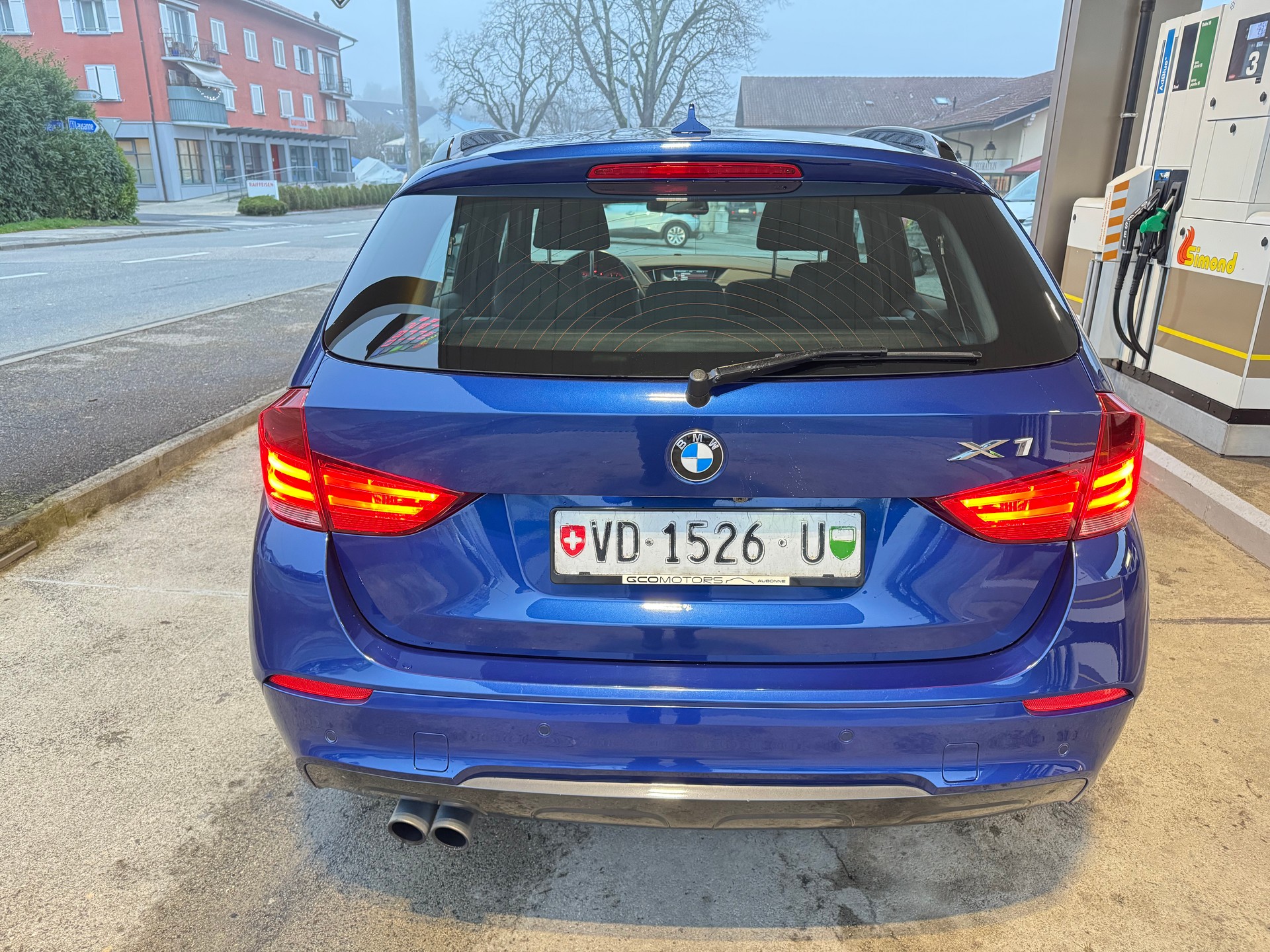 BMW X1 xDrive 20i-showroom-element-3
