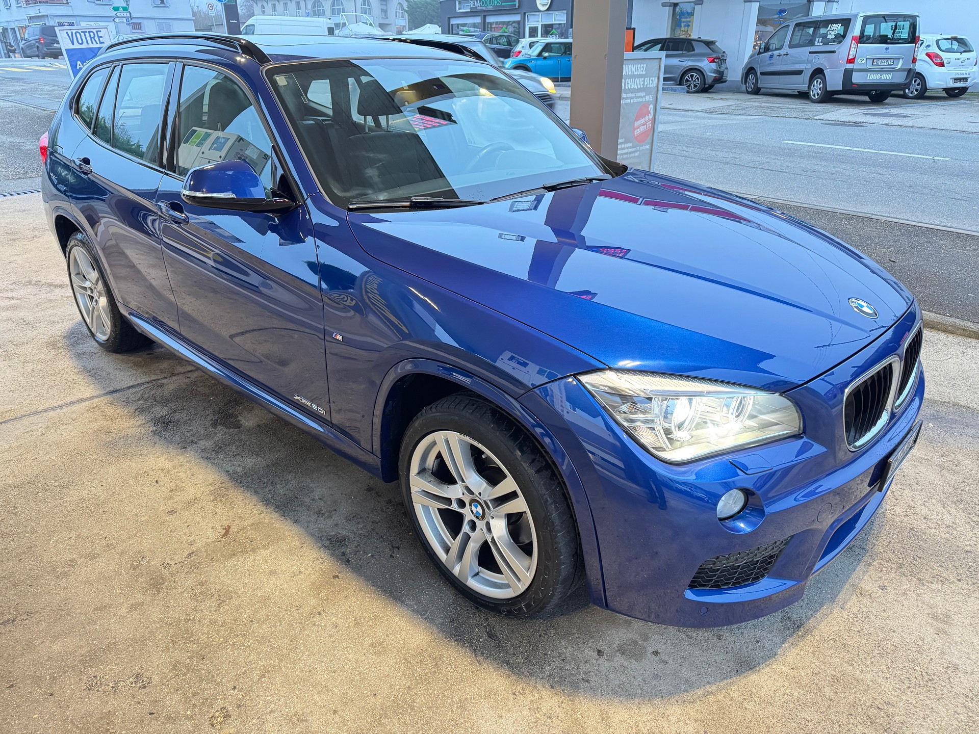 BMW X1 xDrive 20i-showroom-element-1