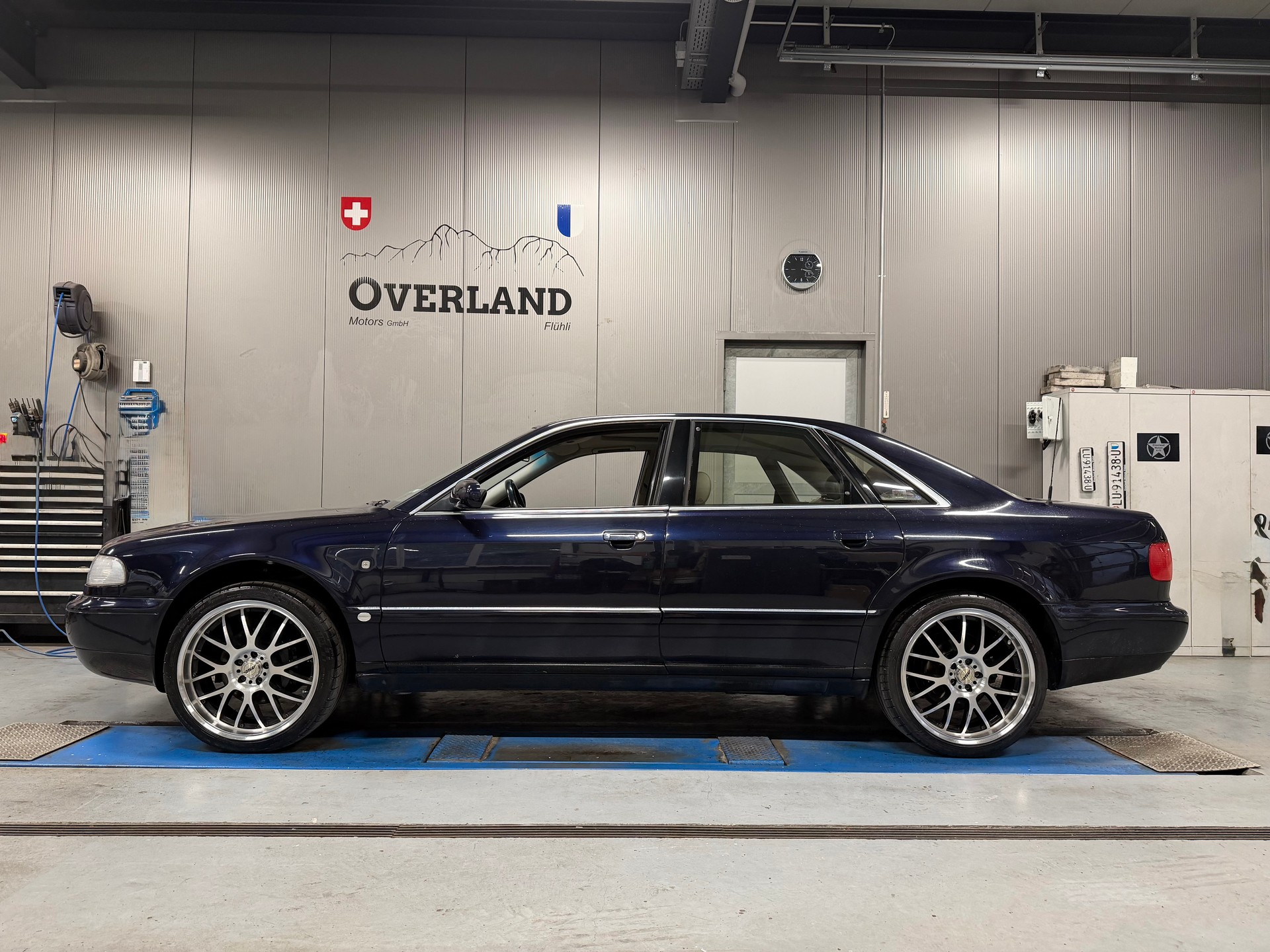 AUDI A8 4.2 quattro tiptronic-image-1