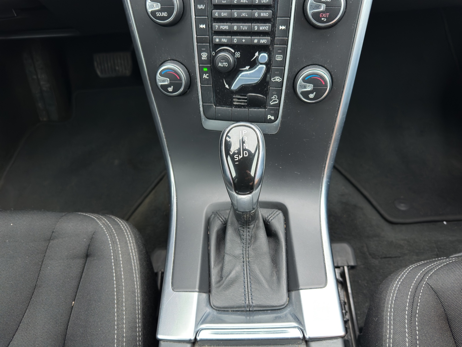 VOLVO XC60 D4 AWD Summum Geartronic-image-14