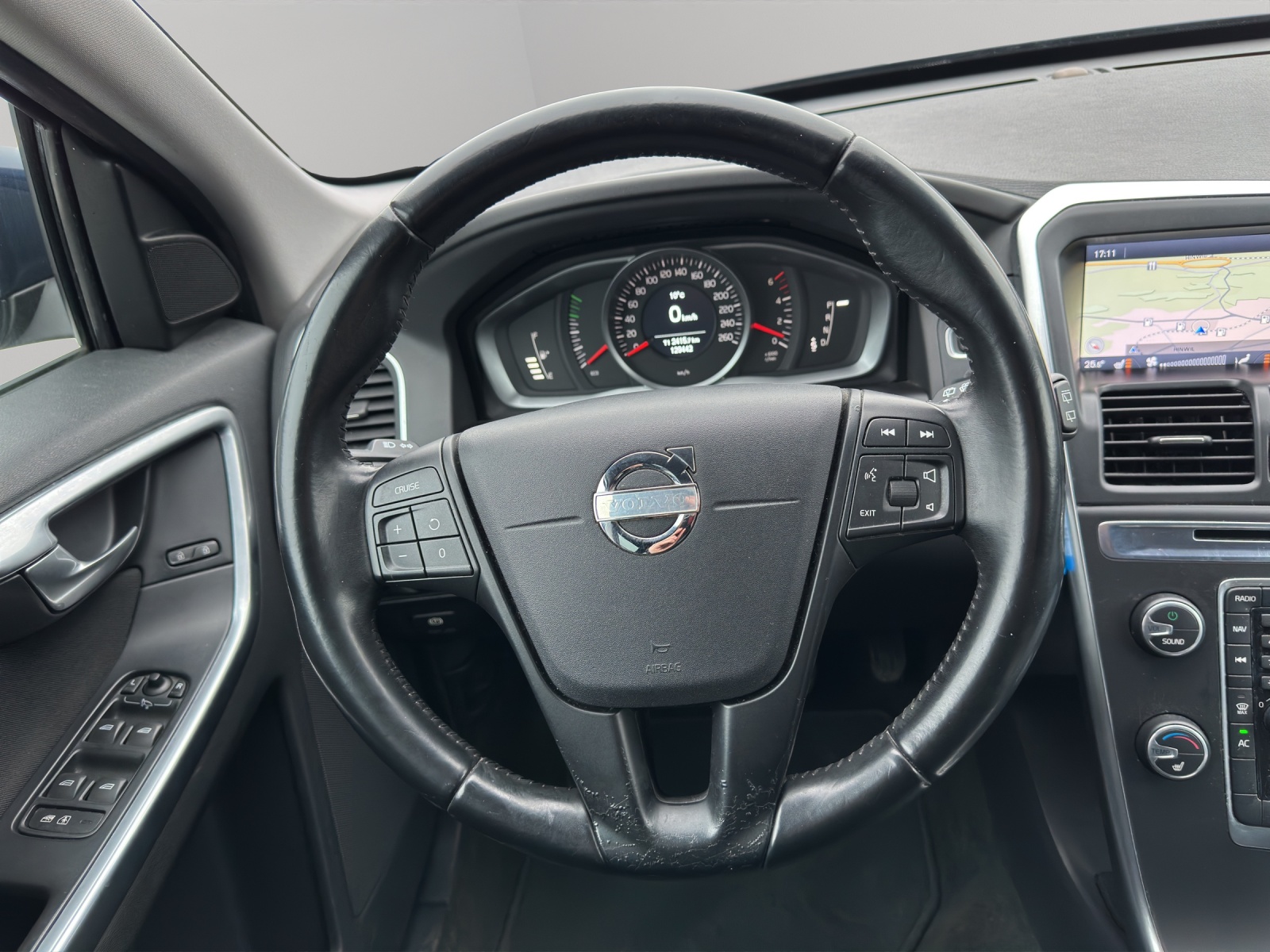 VOLVO XC60 D4 AWD Summum Geartronic-image-17