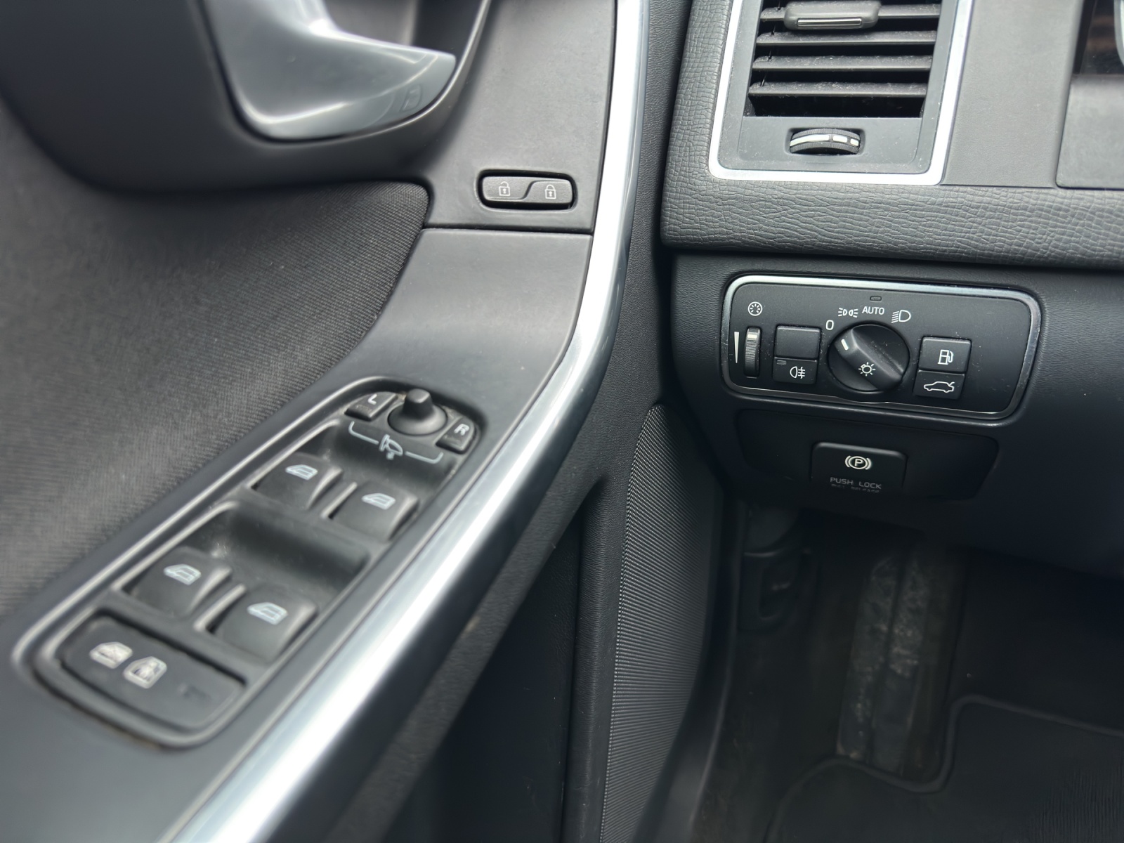 VOLVO XC60 D4 AWD Summum Geartronic-image-12