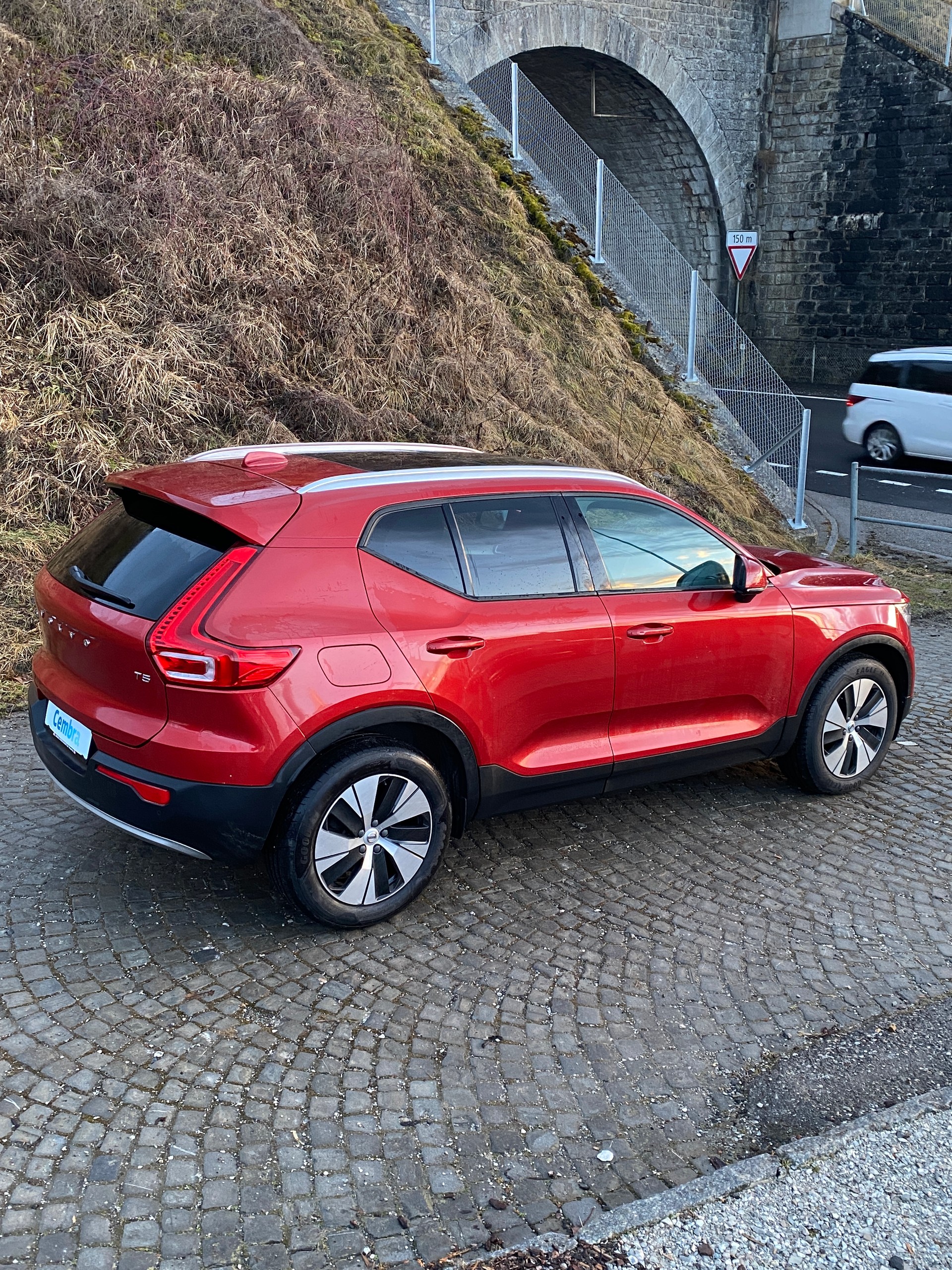 VOLVO XC40 T5 TwE Momentum DCT-image-1