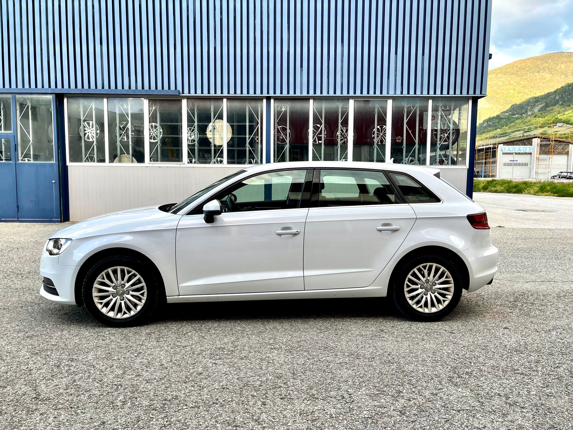 AUDI A3 Sportback 1.8 TFSI Ambiente S-tronic-image-2