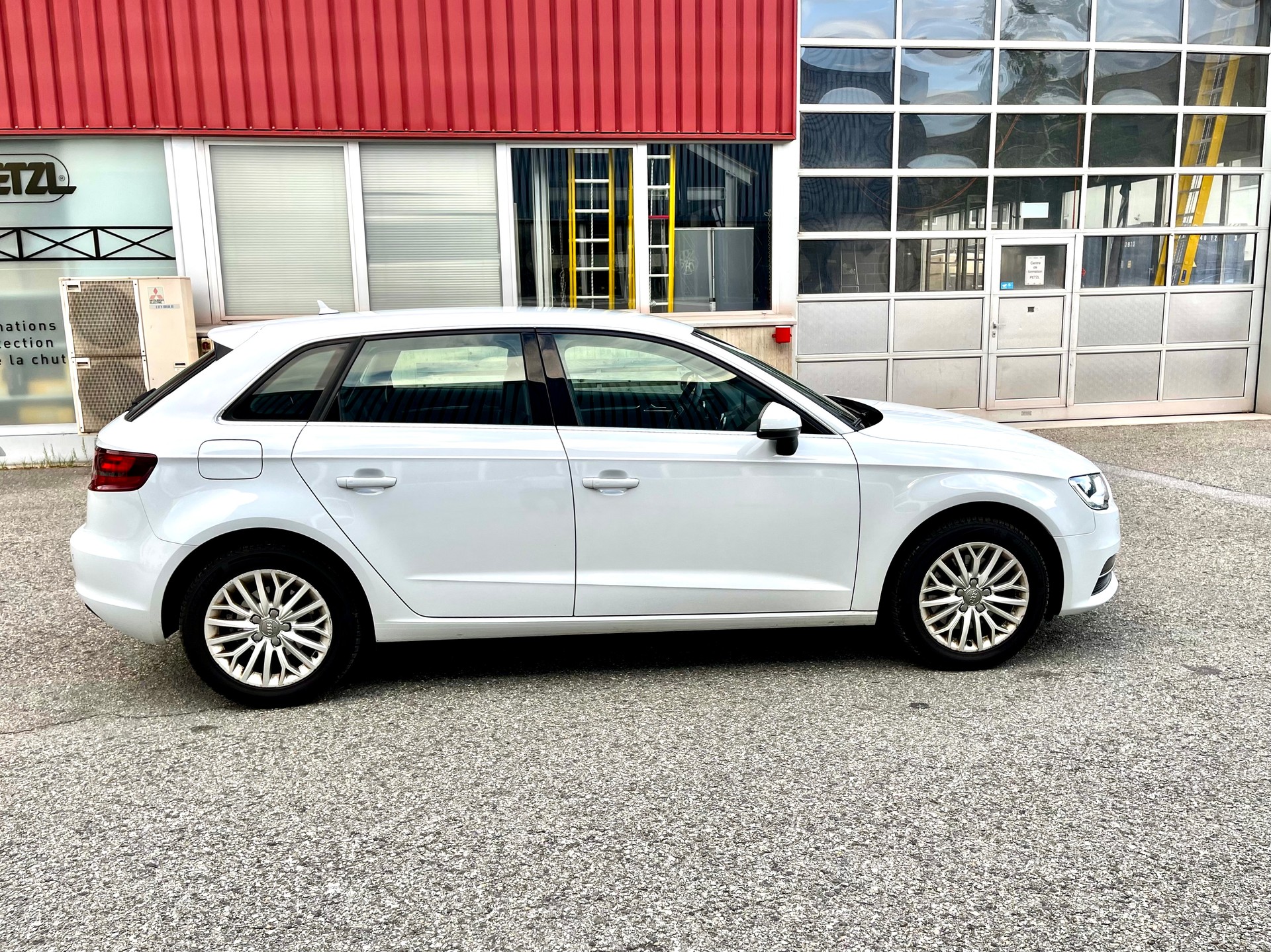AUDI A3 Sportback 1.8 TFSI Ambiente S-tronic-image-5
