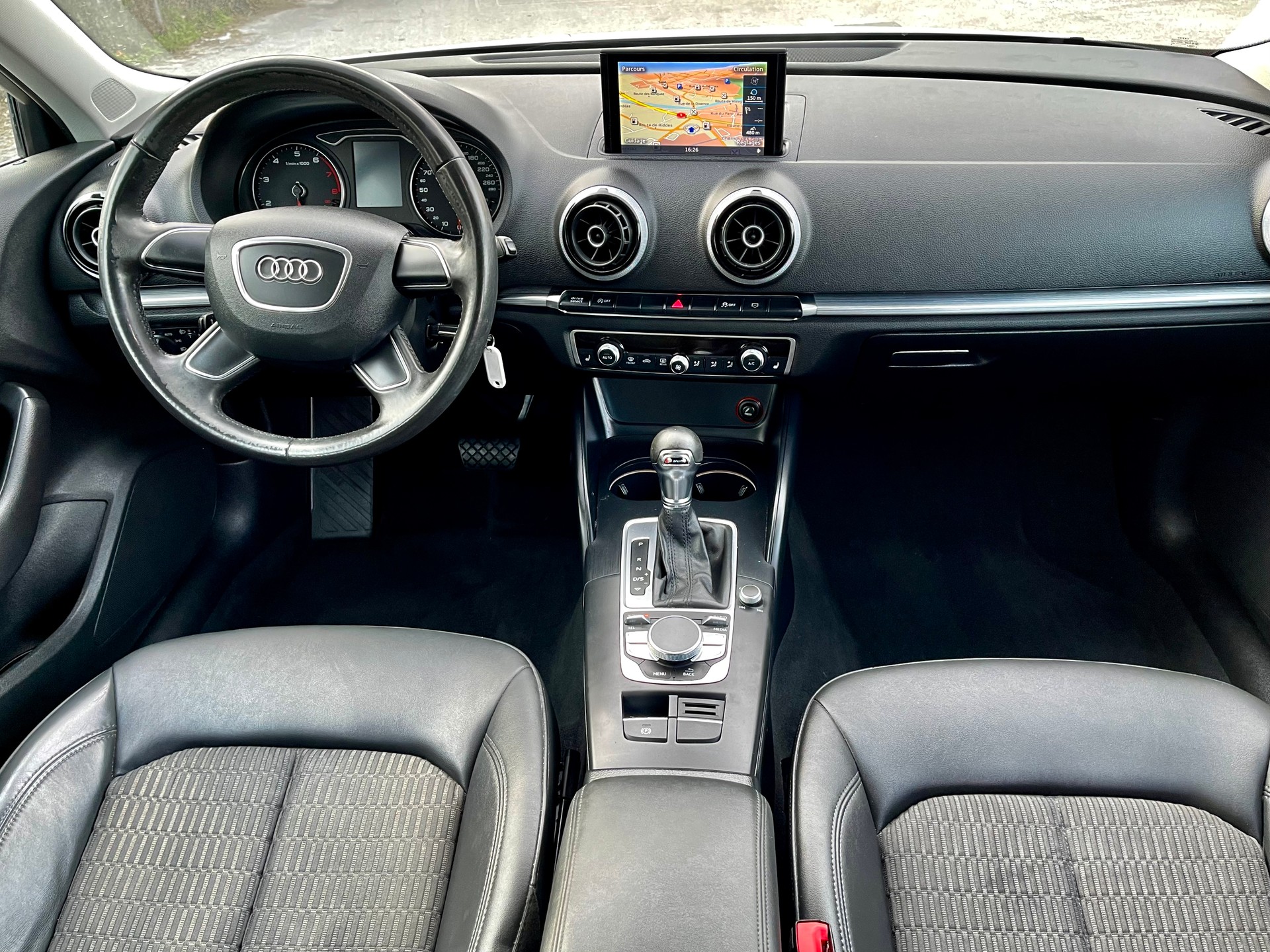 AUDI A3 Sportback 1.8 TFSI Ambiente S-tronic-image-19