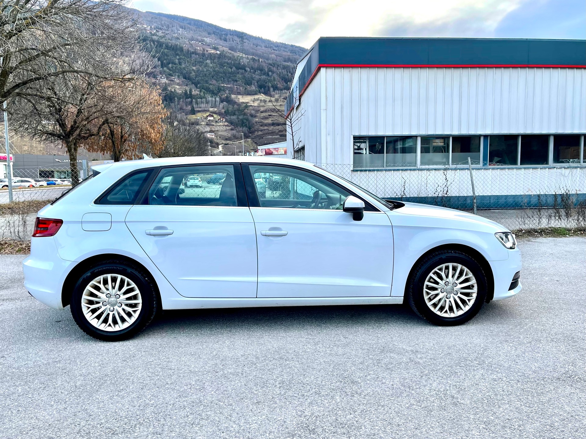 AUDI A3 Sportback 1.8 TFSI Ambiente S-tronic-image-18