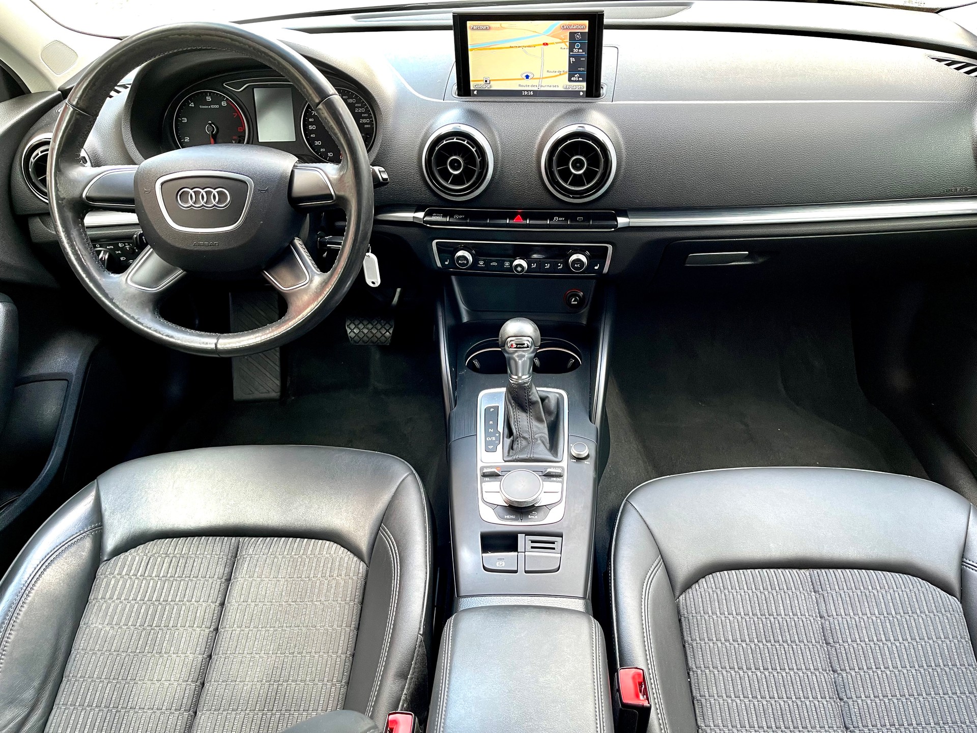 AUDI A3 Sportback 1.8 TFSI Ambiente S-tronic-image-1