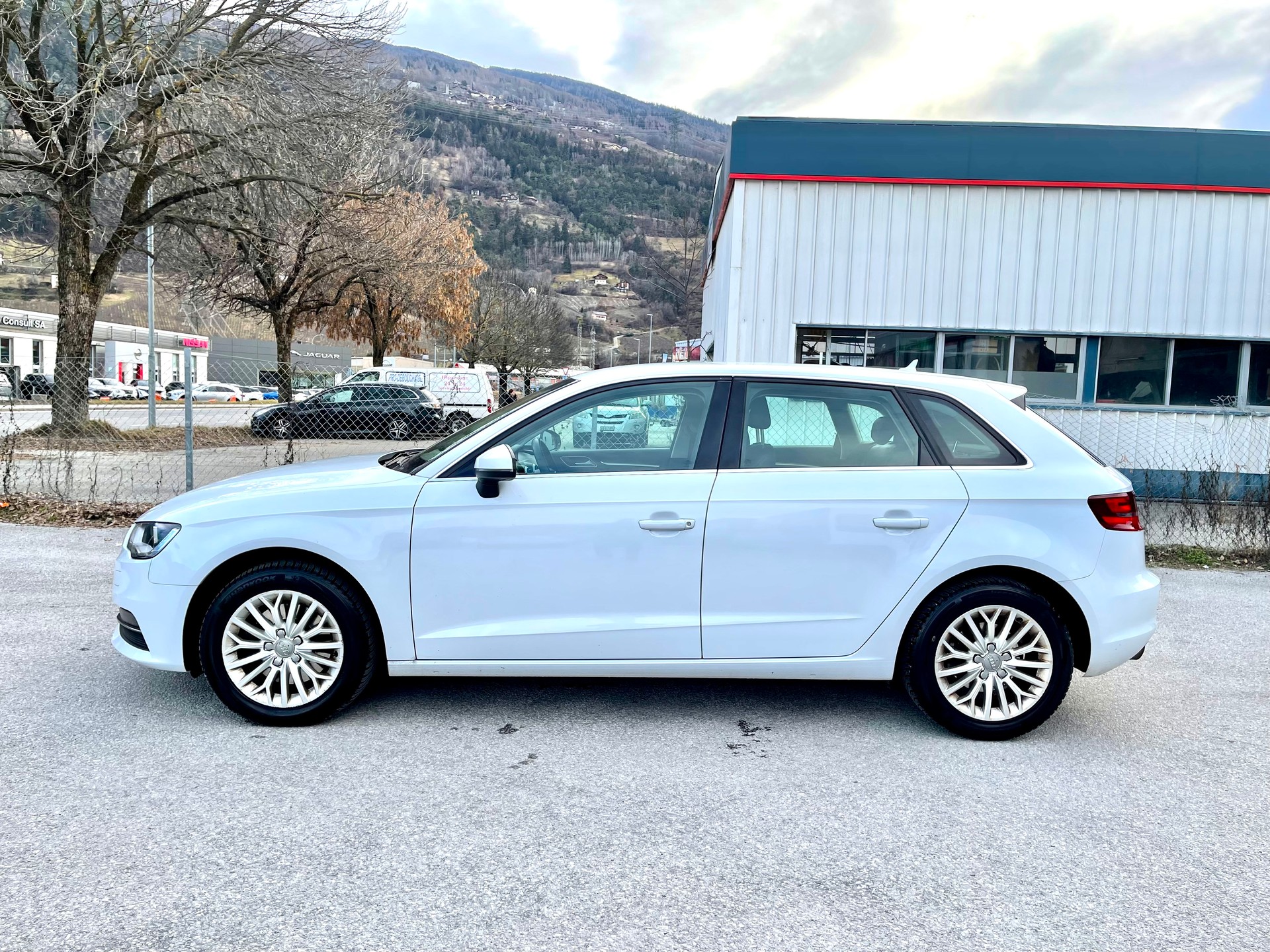 AUDI A3 Sportback 1.8 TFSI Ambiente S-tronic-image-23
