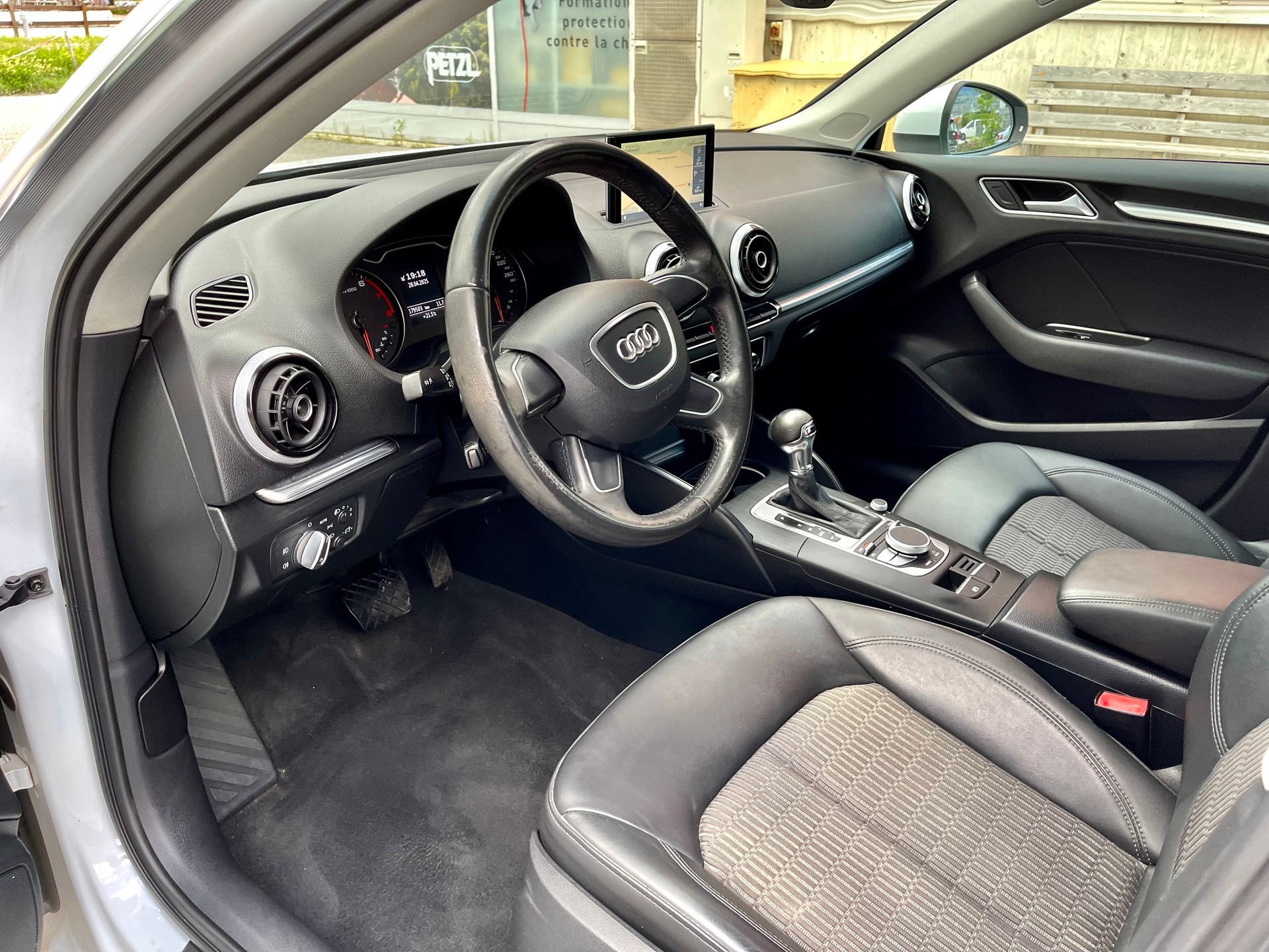 AUDI A3 Sportback 1.8 TFSI Ambiente S-tronic-image-4
