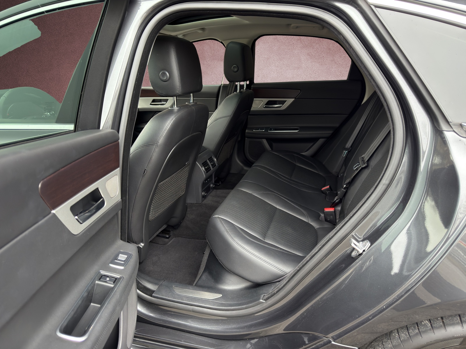JAGUAR XF 20d R-Sport Automatic-image-11