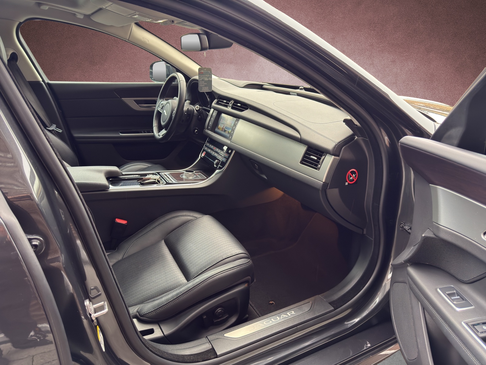 JAGUAR XF 20d R-Sport Automatic-image-10