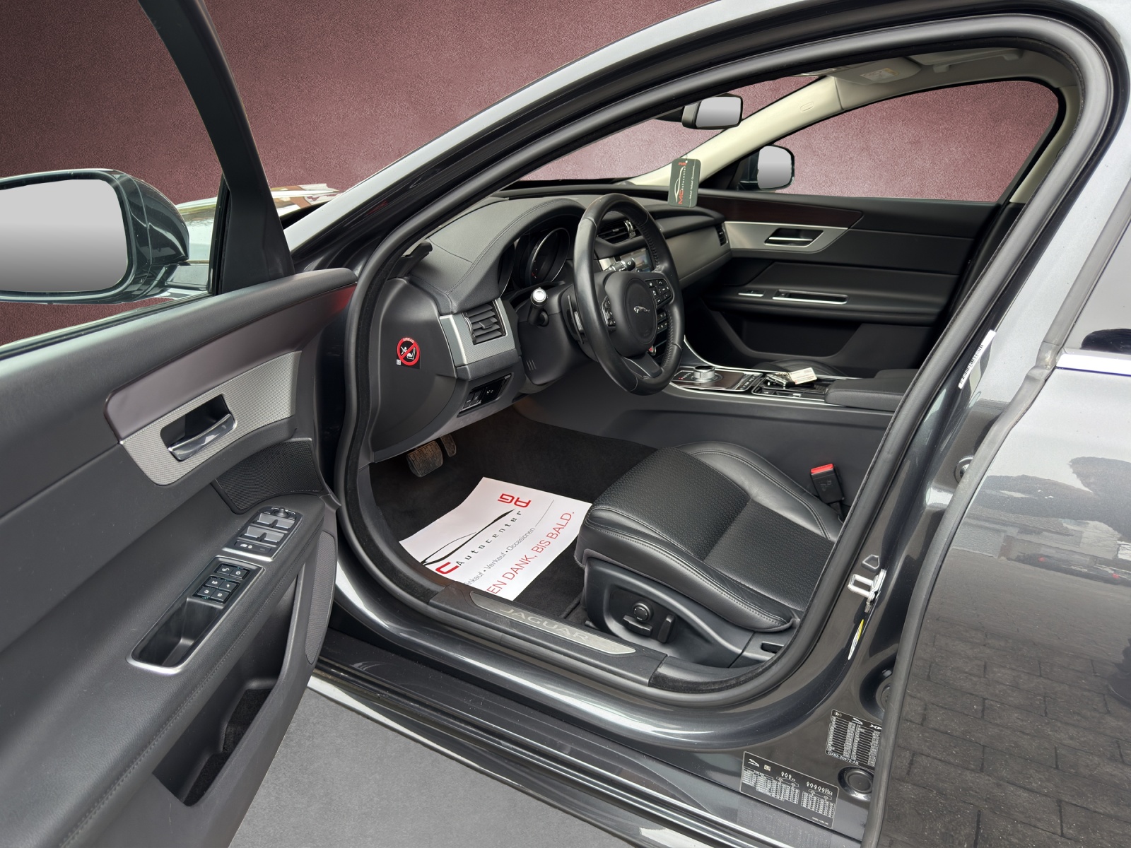 JAGUAR XF 20d R-Sport Automatic-image-6
