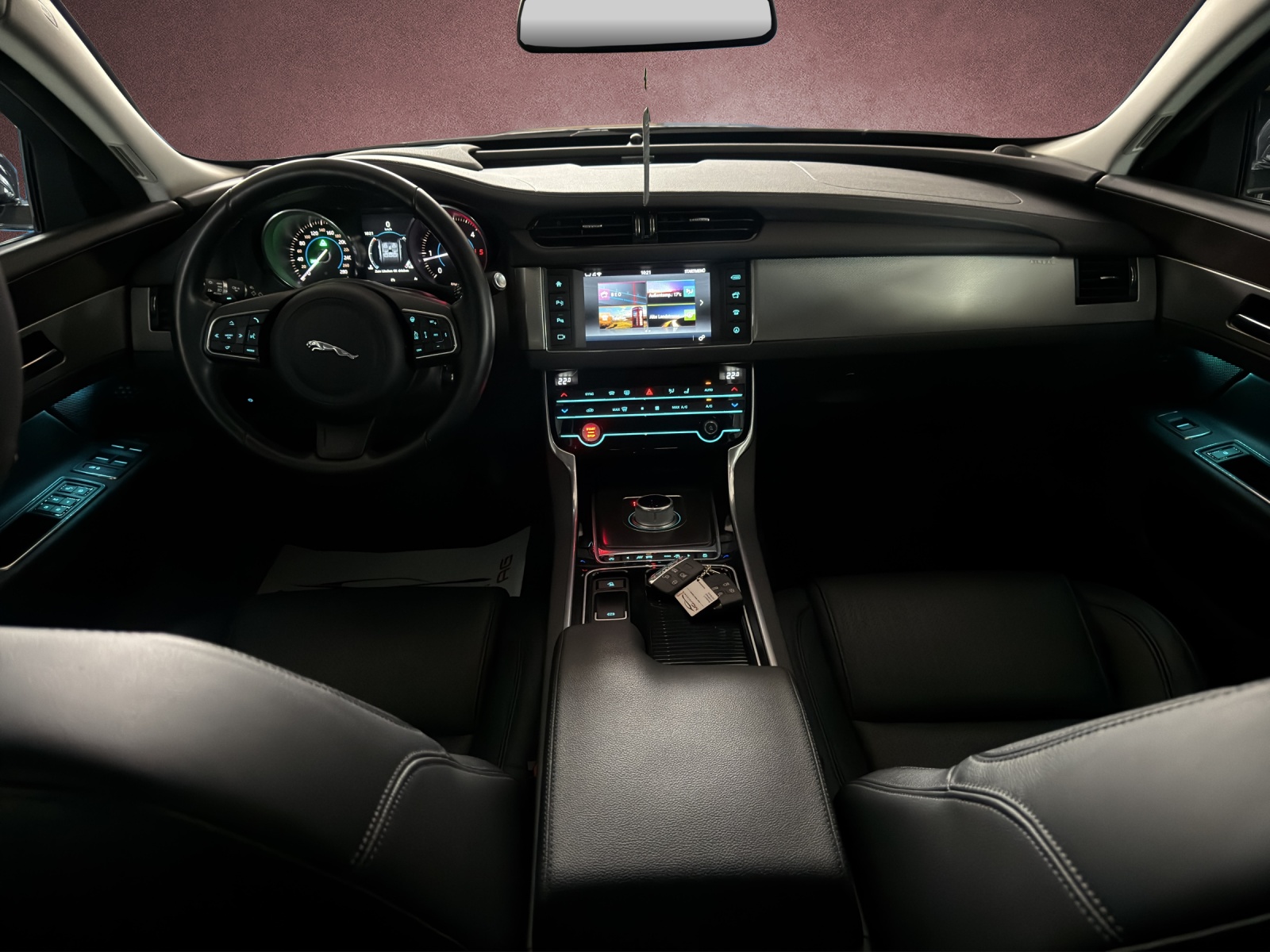JAGUAR XF 20d R-Sport Automatic-image-7