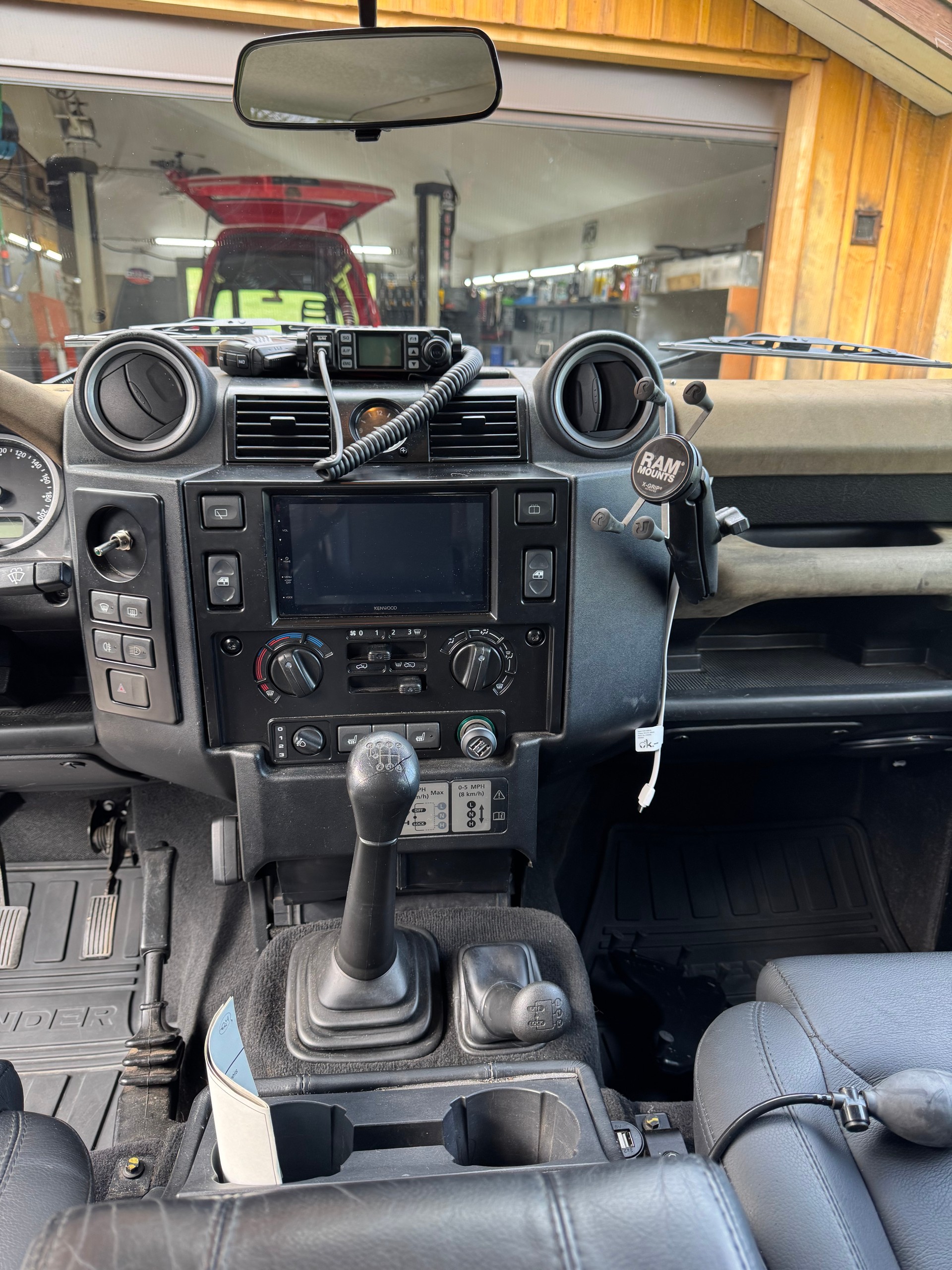 LAND ROVER Defender 110 2.2 TD4 Station Wagon-image-27