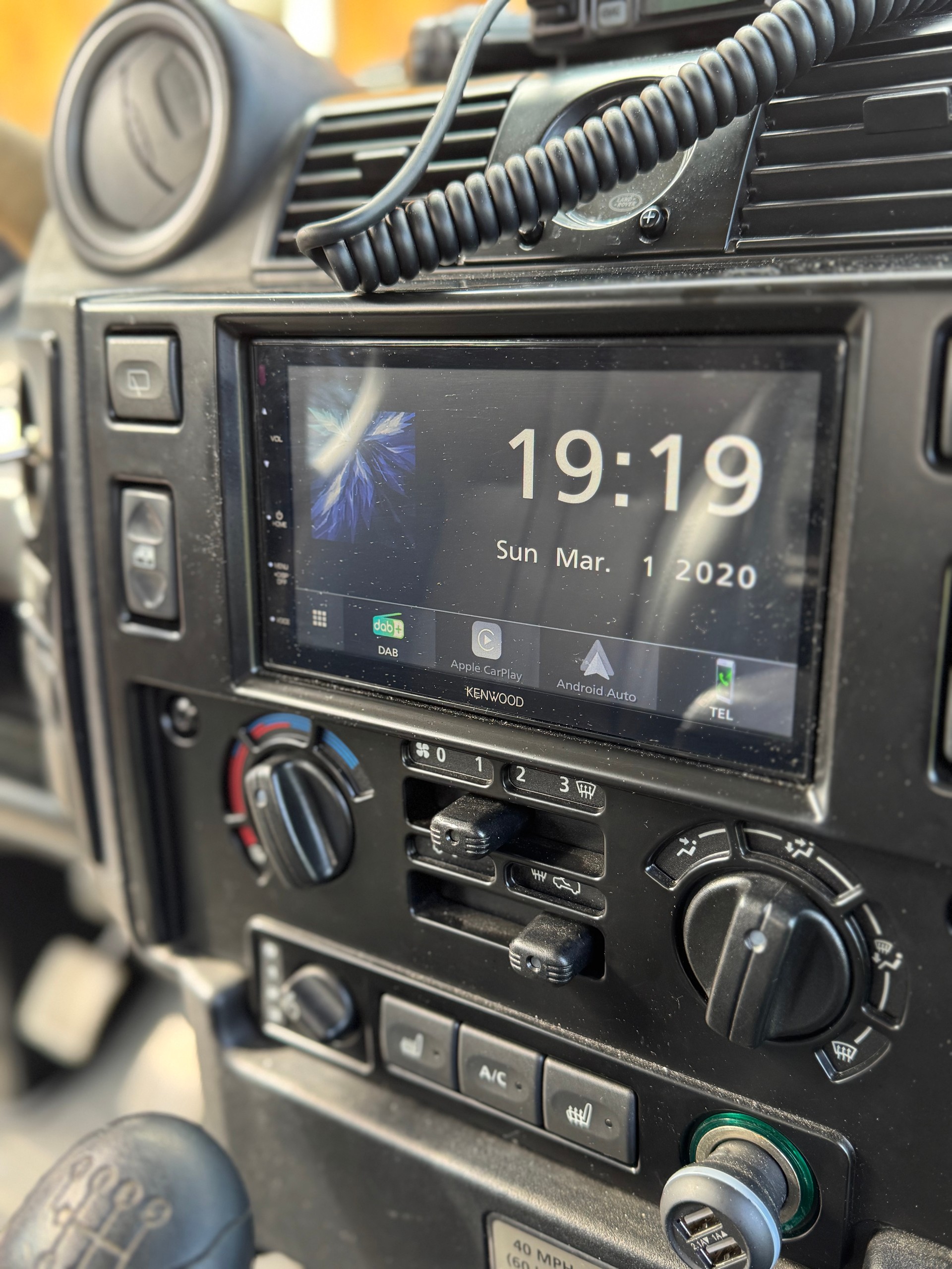 LAND ROVER Defender 110 2.2 TD4 Station Wagon-image-15