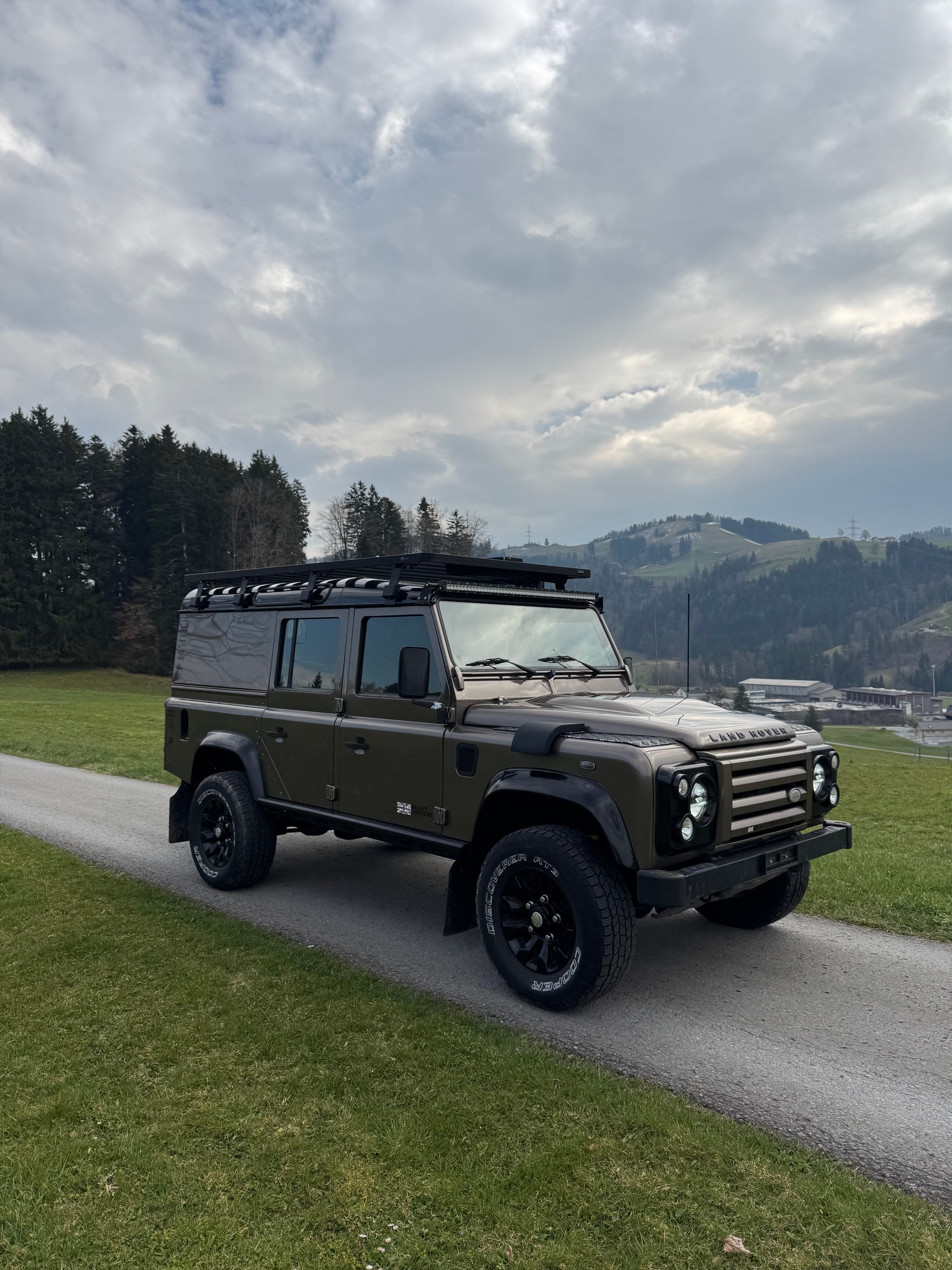 LAND ROVER Defender 110 2.2 TD4 Station Wagon-image-6
