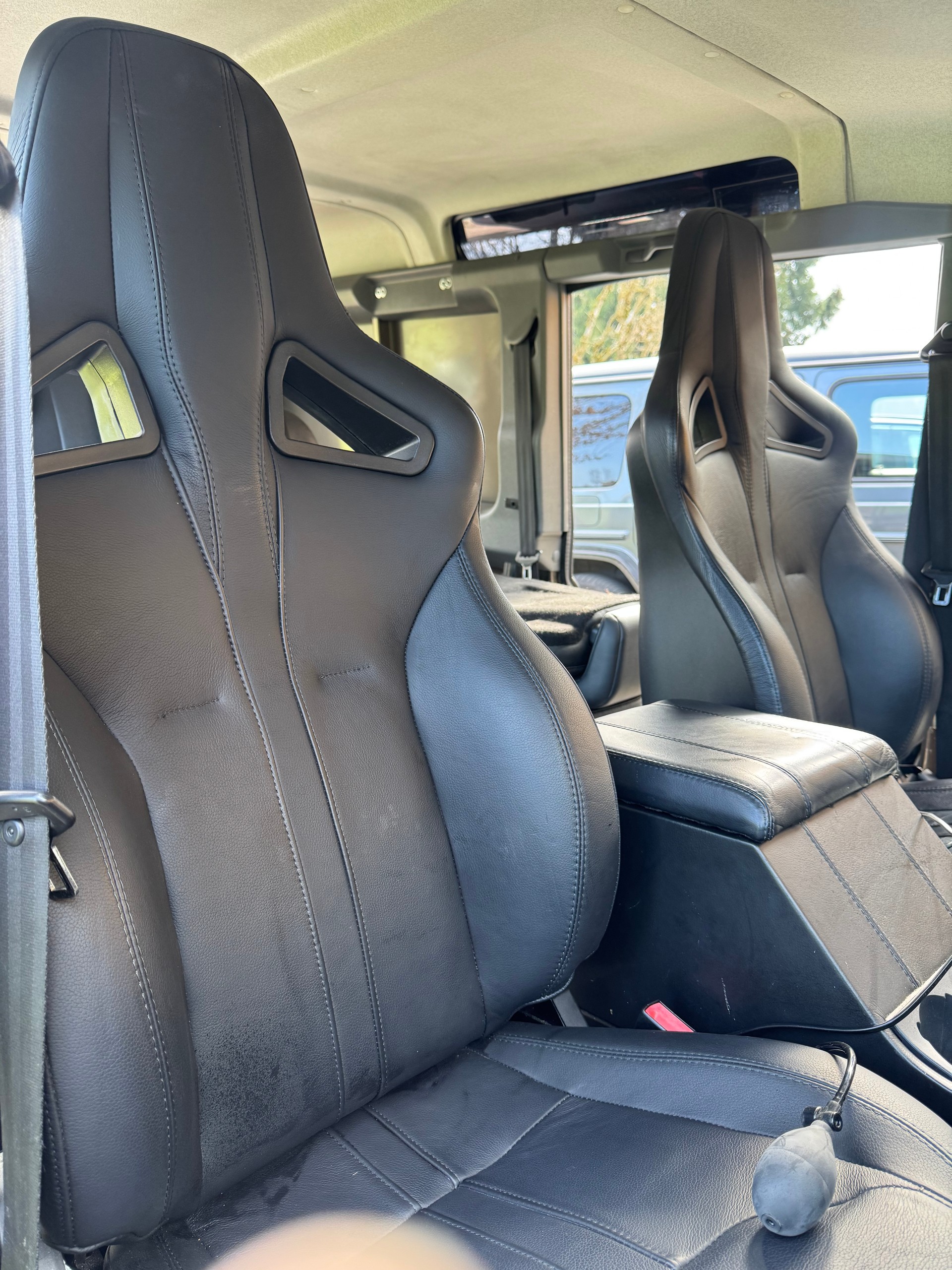 LAND ROVER Defender 110 2.2 TD4 Station Wagon-image-13