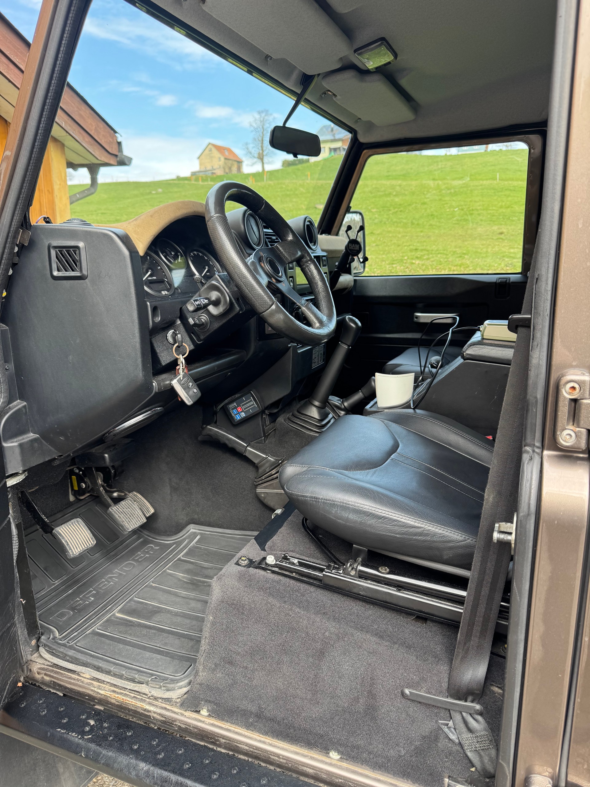 LAND ROVER Defender 110 2.2 TD4 Station Wagon-image-26