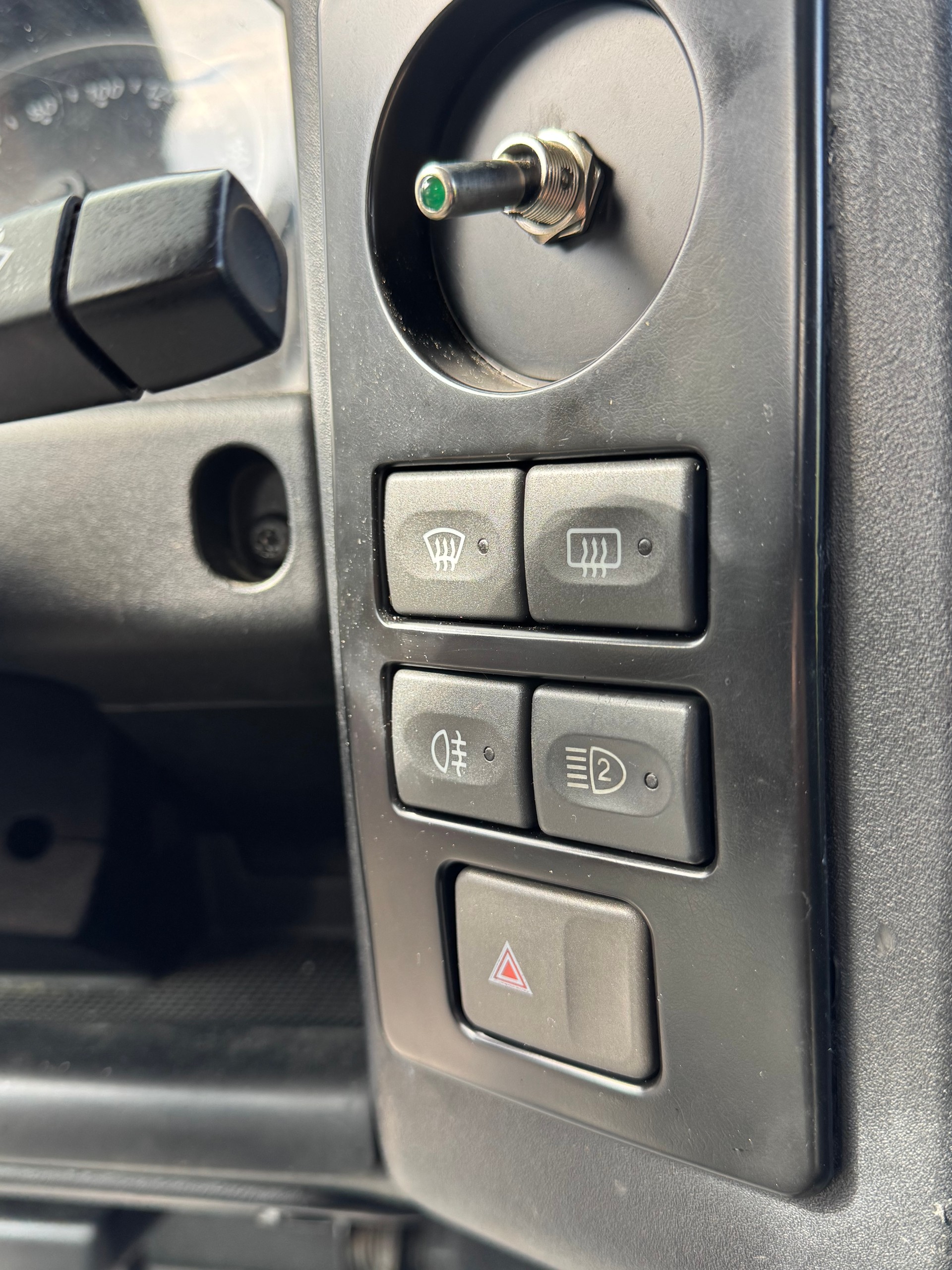LAND ROVER Defender 110 2.2 TD4 Station Wagon-image-17