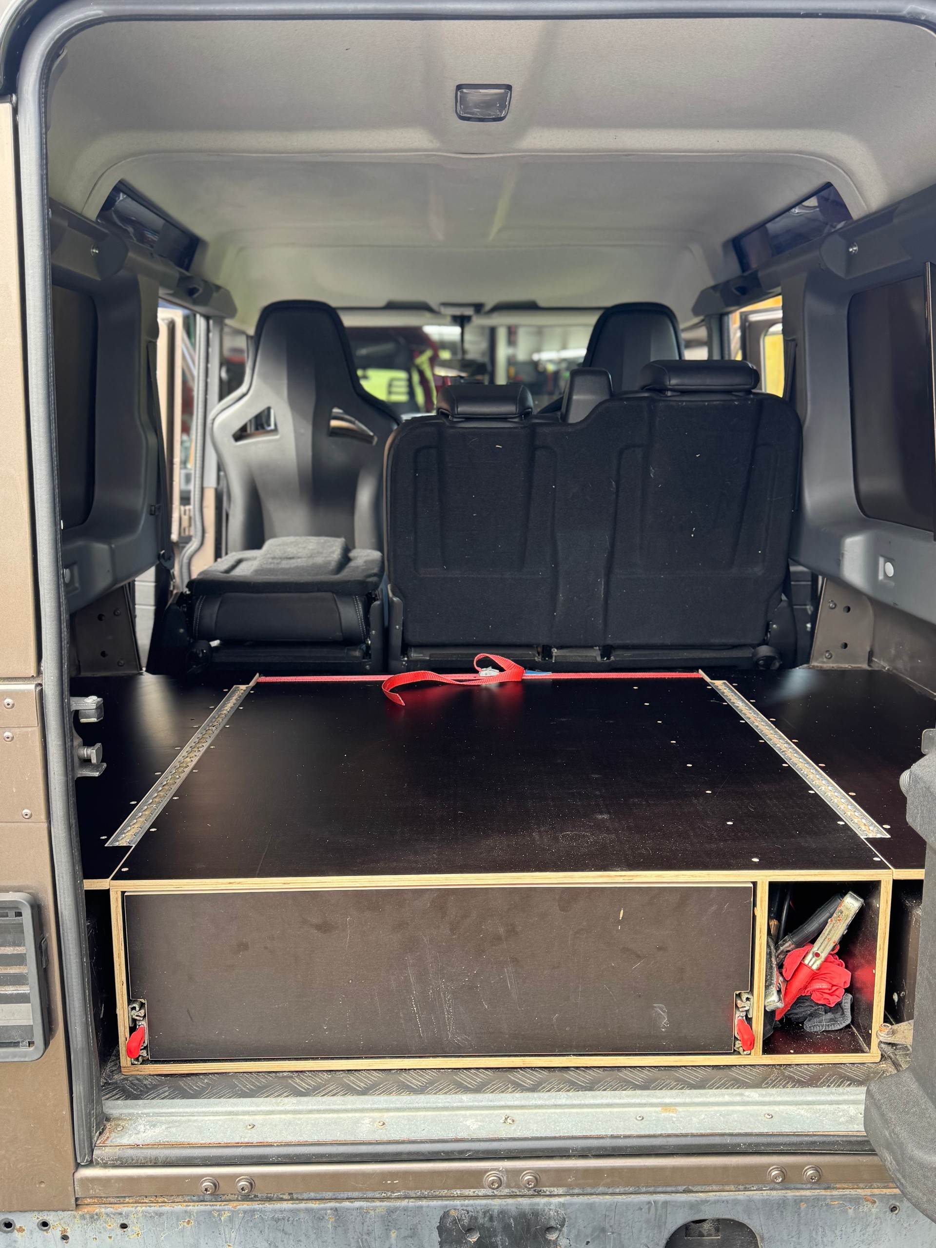 LAND ROVER Defender 110 2.2 TD4 Station Wagon-image-22