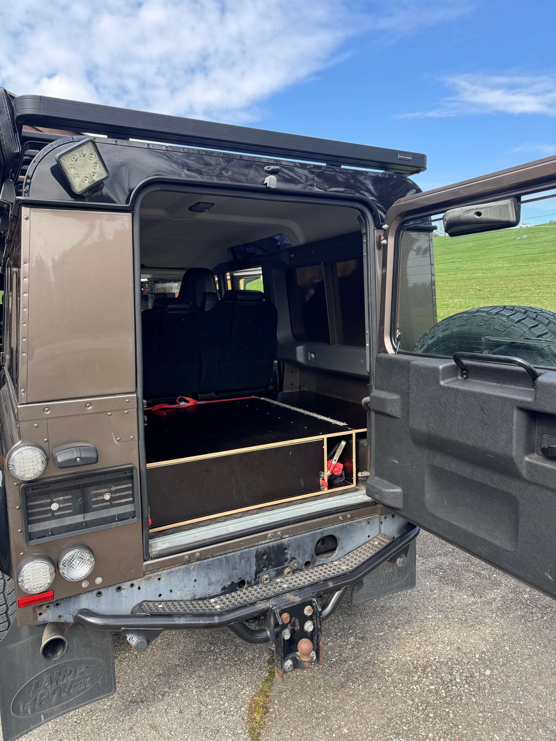 LAND ROVER Defender 110 2.2 TD4 Station Wagon-image-25